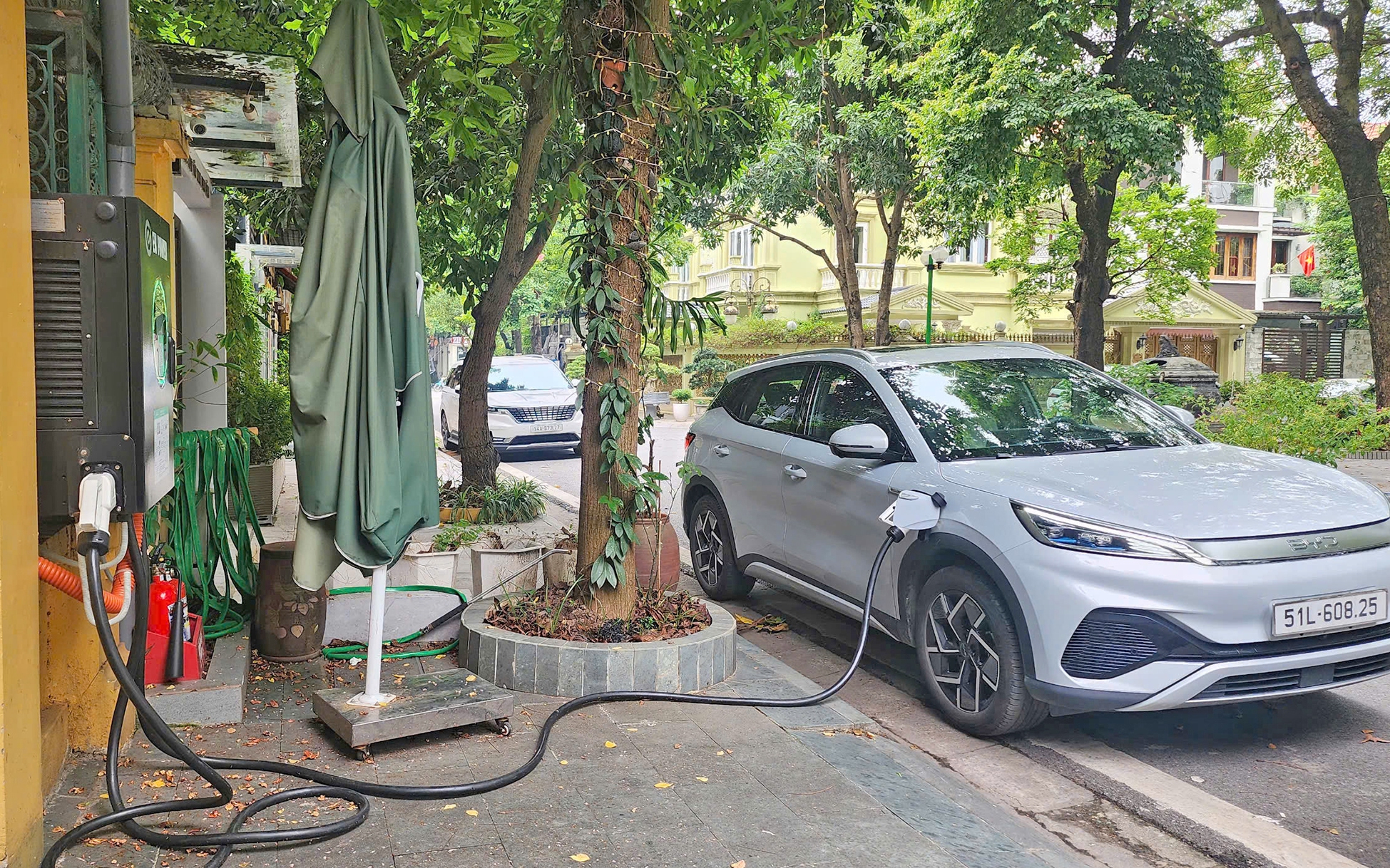 Giải bài toán “khát” nhân lực xe điện- Ảnh 2. Manh nha hình thành liên minh trạm sạc xe điện