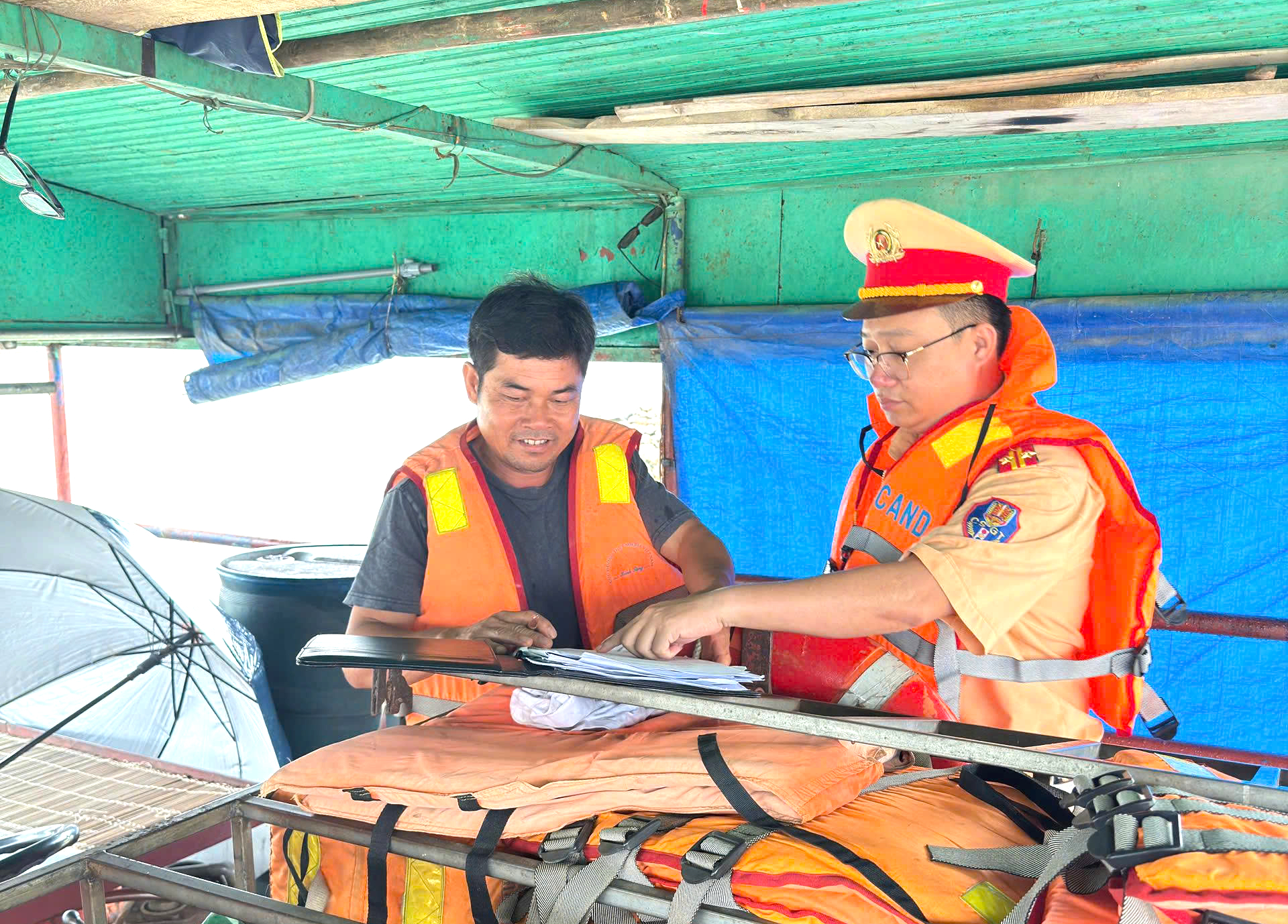 Phú Thọ: Siết chặt an toàn giao thông đường thủy, bảo đảm bình yên sông nước- Ảnh 4. Phú Thọ: Siết chặt an toàn giao thông đường thủy, bảo đảm bình yên sông nước- Ảnh 4.