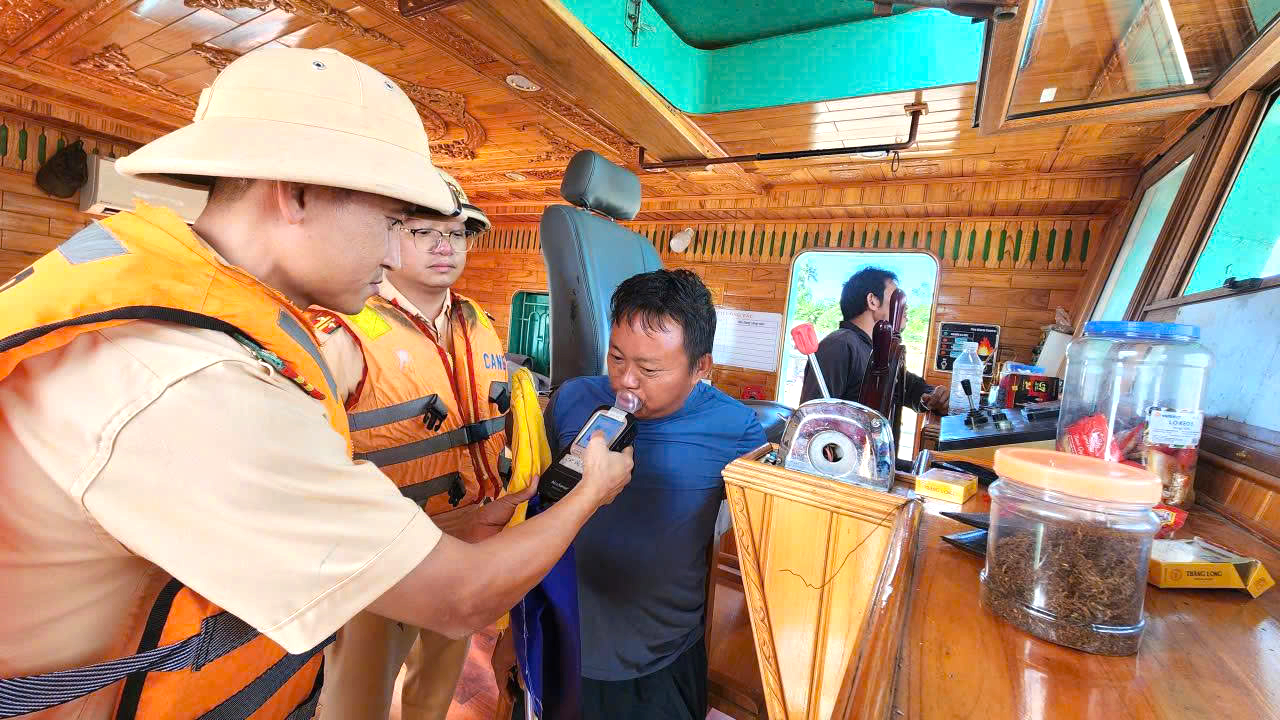 Phú Thọ: Siết chặt an toàn giao thông đường thủy, bảo đảm bình yên sông nước- Ảnh 2. Phú Thọ: Siết chặt an toàn giao thông đường thủy, bảo đảm bình yên sông nước- Ảnh 2.