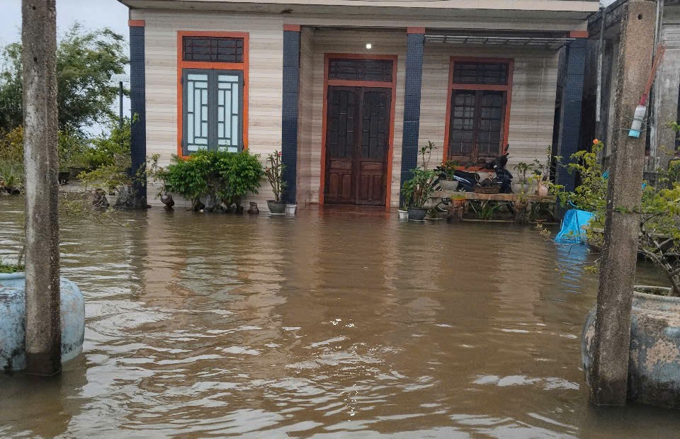Bão 12 chưa đổ bộ, nhiều vùng thấp trũng của Huế đã ngập sâu- Ảnh 5. Bão 12 chưa đổ bộ, nhiều vùng thấp trũng của Huế đã ngập sâu- Ảnh 5.