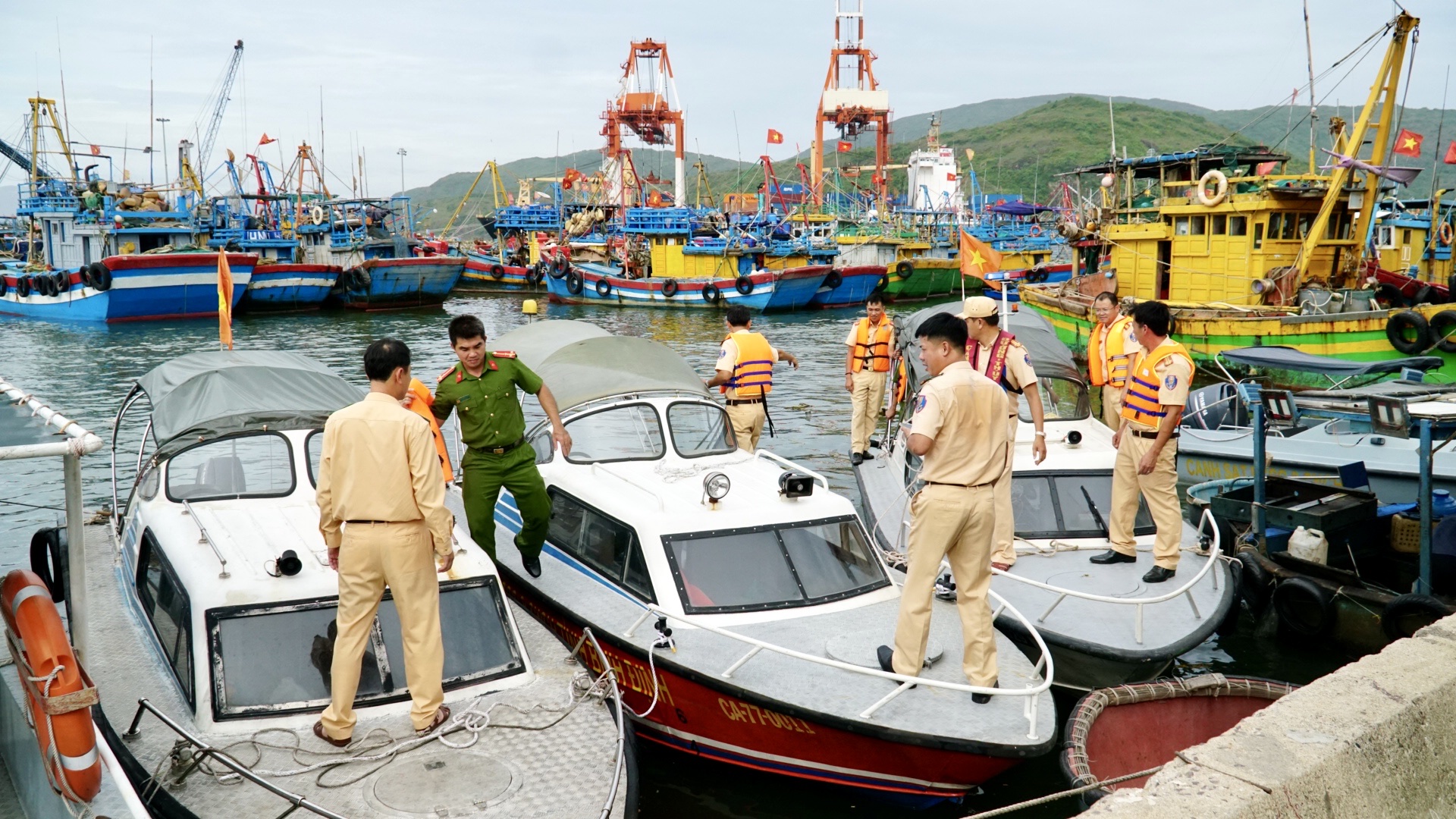 Công an Gia Lai tăng cường năng lực đảm bảo trật tự an toàn giao thông đường thủy- Ảnh 4. Công an Gia Lai tăng cường năng lực đảm bảo trật tự an toàn giao thông đường thủy- Ảnh 4.