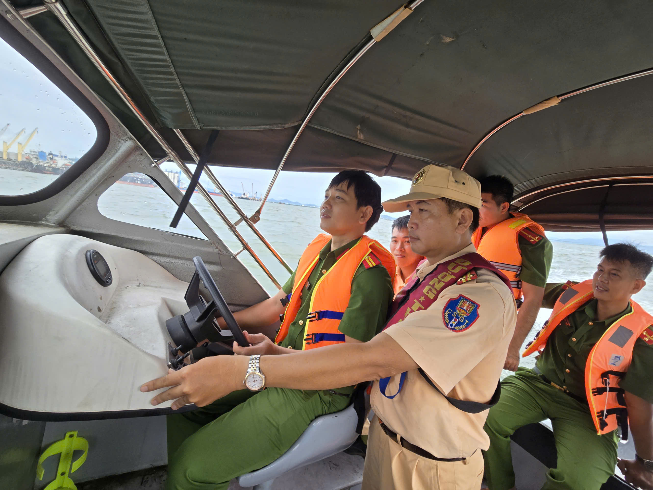Công an Gia Lai tăng cường năng lực đảm bảo trật tự an toàn giao thông đường thủy- Ảnh 2. Công an Gia Lai tăng cường năng lực đảm bảo trật tự an toàn giao thông đường thủy- Ảnh 2.