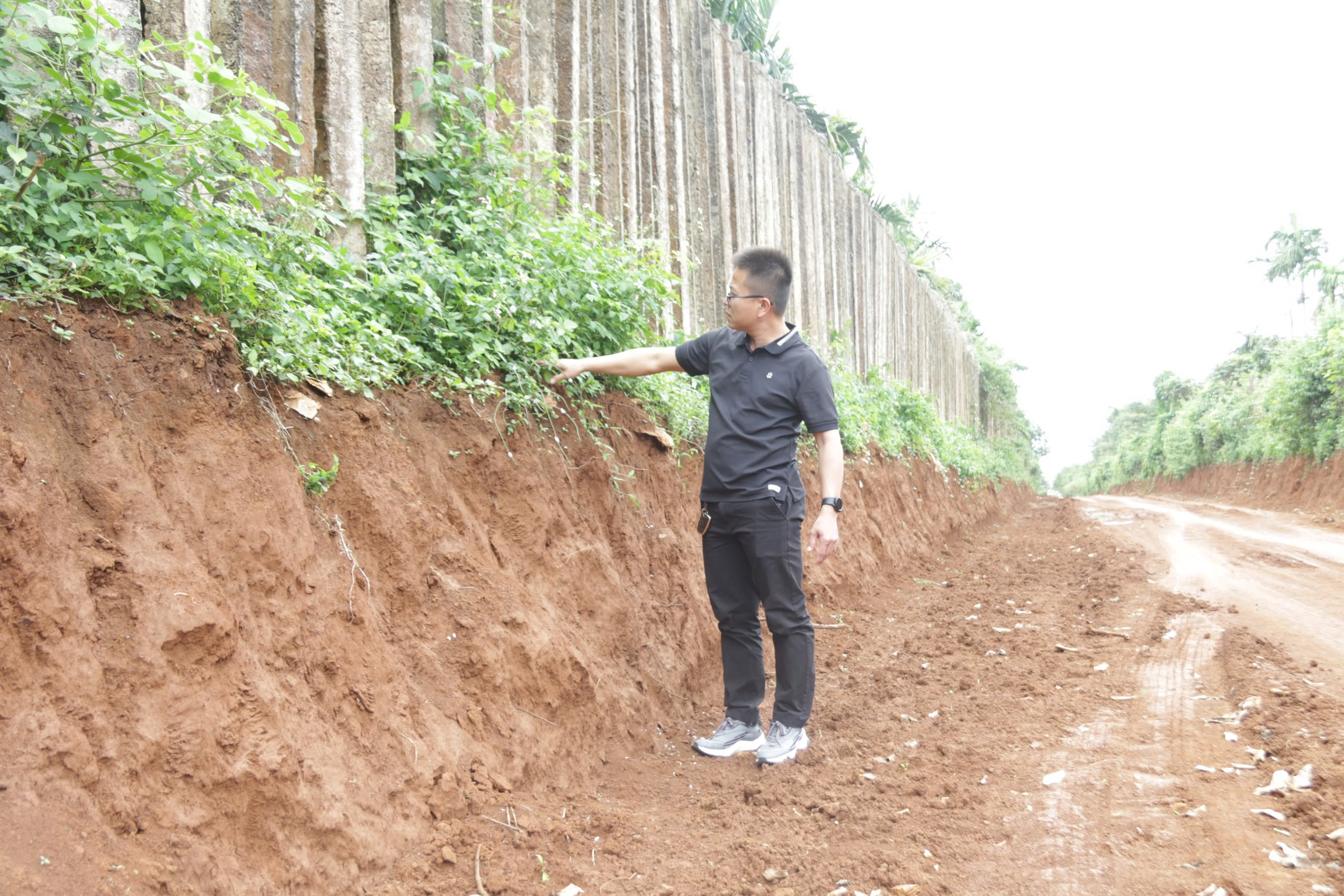 Đắk Lắk: Nghi vấn khai thác đất trái phép trên tuyến đường Ea Hồ - Tam Giang đang thi công- Ảnh 2.