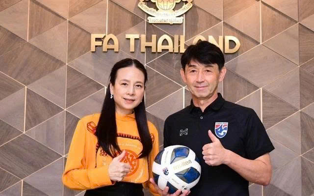 Chuyên gia bóng đá Thái Lan chỉ trích Madam Pang vì hành động khó hiểu- Ảnh 1. Chuyên gia bóng đá Thái Lan chỉ trích Madam Pang vì hành động khó hiểu- Ảnh 1.