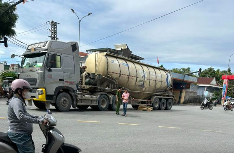 Hiện trường vụ tai nạn khiến người đàn ông tử vong tại chỗ. Hiện trường vụ tai nạn khiến người đàn ông tử vong tại chỗ.