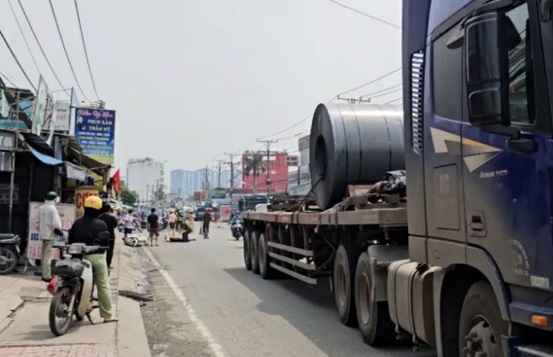 Hiện trường vụ tai nạn khiến cô gái 23 tuổi tử vong. Hiện trường vụ tai nạn khiến cô gái 23 tuổi tử vong.