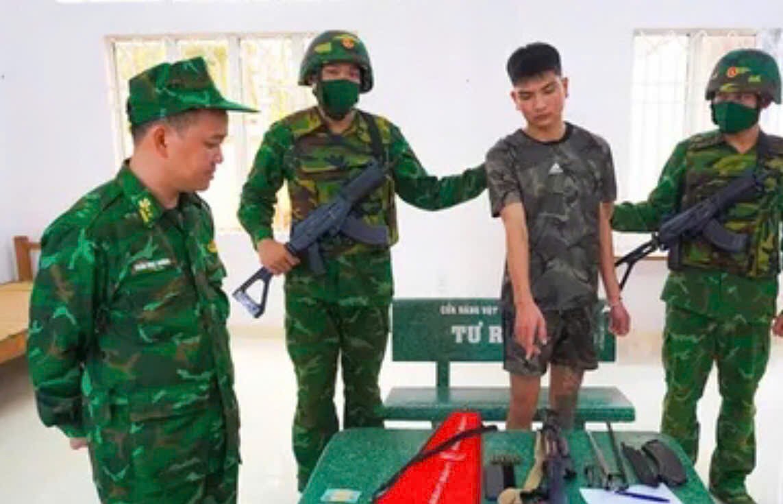 Tây Ninh: Bắt giữ thanh niên mang súng AK khi làm thủ tục xuất cảnh sang Campuchia- Ảnh 1. Tây Ninh: Bắt giữ thanh niên mang súng AK khi làm thủ tục xuất cảnh sang Campuchia- Ảnh 1.