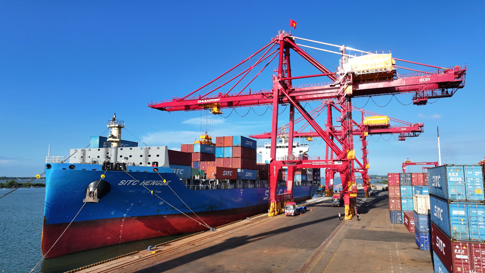Sớm hoàn thiện xây dựng hồ sơ chính sách Bộ luật Hàng hải Việt Nam- Ảnh 2. A large red crane and a ship  Description automatically generated