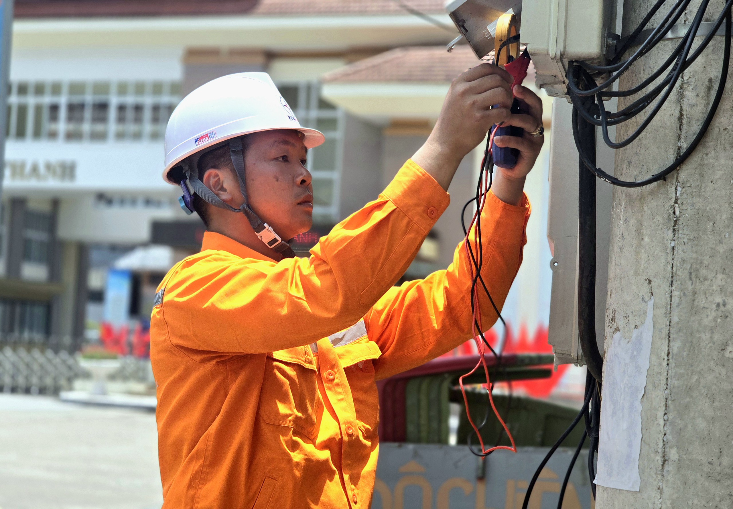 EVNNPC bứt ph&aacute; đảm bảo điện ổn định v&agrave; ho&agrave;n th&agrave;nh c&ocirc;ng tr&igrave;nh trọng điểm năm 2025- Ảnh 2.