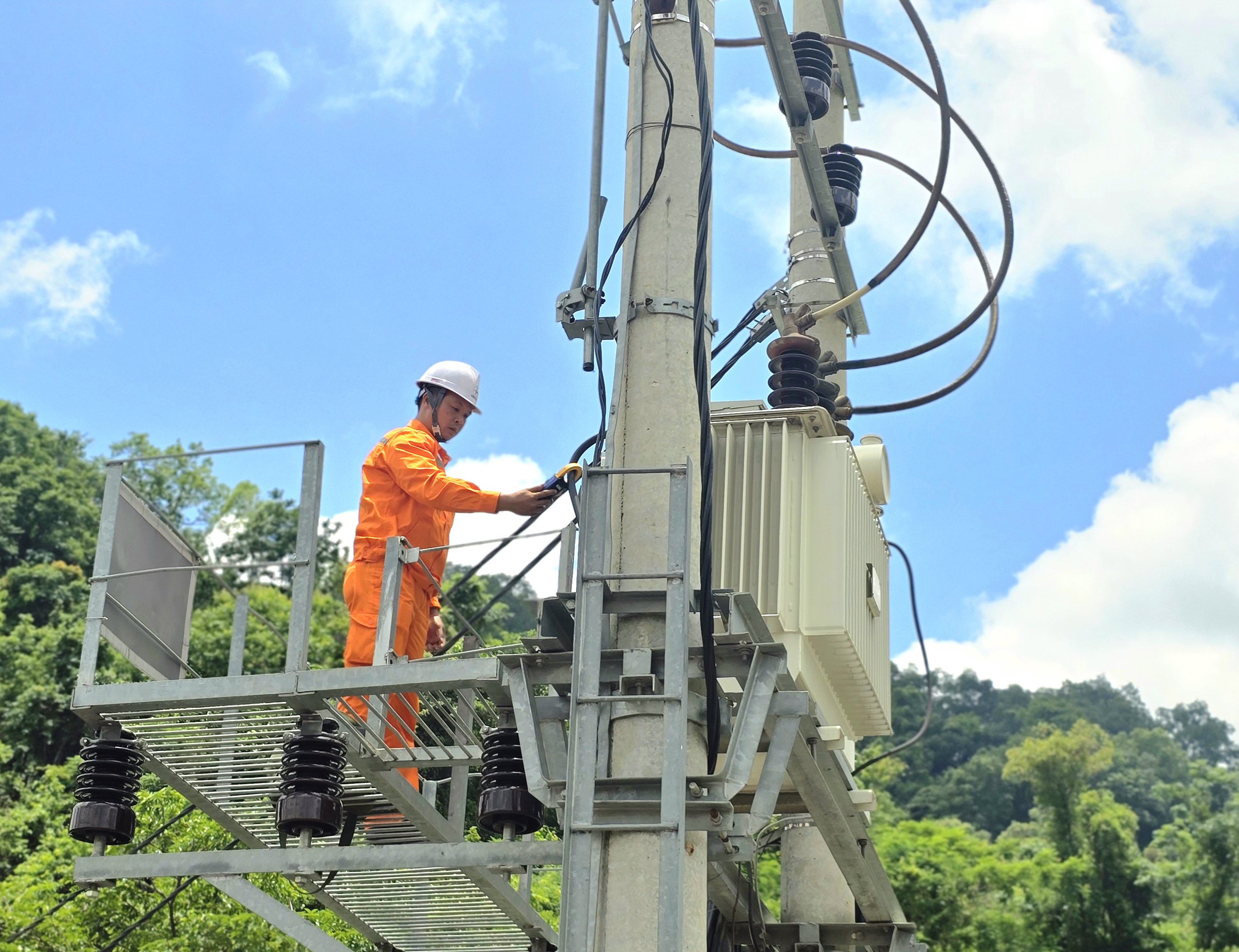 EVNNPC bứt ph&aacute; đảm bảo điện ổn định v&agrave; ho&agrave;n th&agrave;nh c&ocirc;ng tr&igrave;nh trọng điểm năm 2025- Ảnh 1.