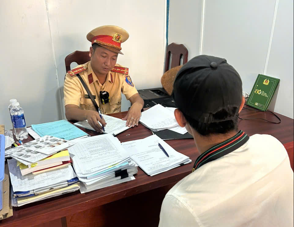 TP.HCM: Đánh võng trên quốc lộ, nam thanh niên bị phạt 9 triệu đồng- Ảnh 1. TP.HCM: Đánh võng trên quốc lộ, nam thanh niên bị phạt 9 triệu đồng- Ảnh 1.