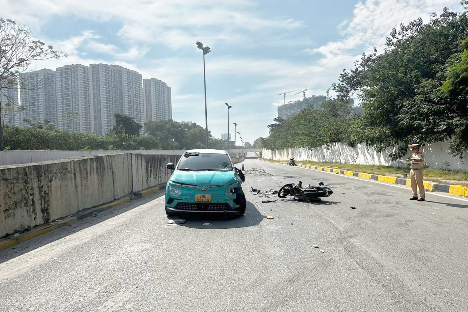 Khởi tố tài xế taxi đi ngược chiều gây tai nạn chết người trên đường gom đại lộ Thăng Long- Ảnh 2. Khởi tố tài xế taxi đi ngược chiều gây tai nạn chết người trên đường gom đại lộ Thăng Long- Ảnh 2.