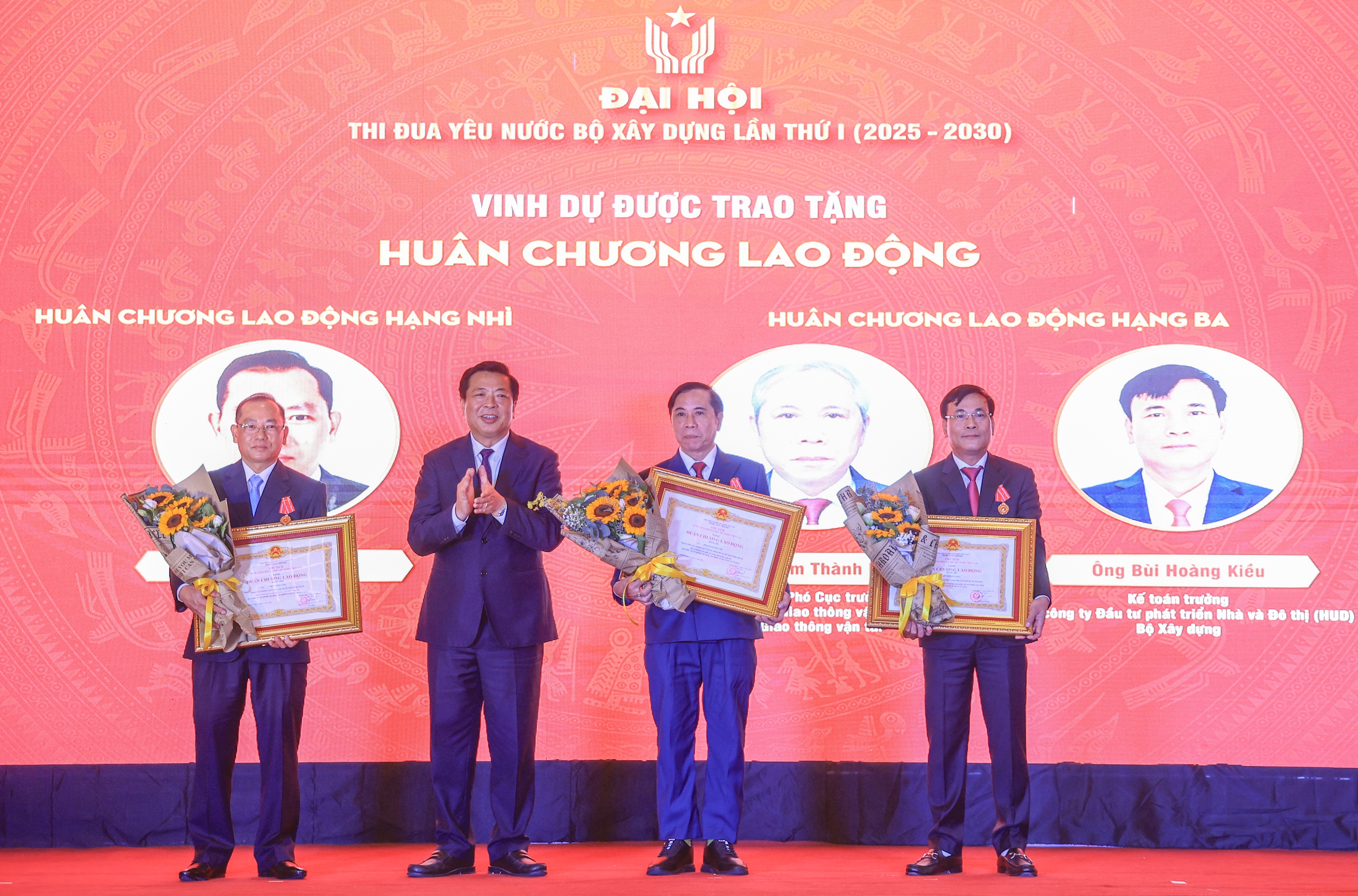 Những khoảnh khắc đẹp tại Đại hội thi đua yêu nước Bộ Xây dựng lần thứ I- Ảnh 7. Những khoảnh khắc đẹp tại Đại hội thi đua yêu nước Bộ Xây dựng lần thứ I- Ảnh 7.