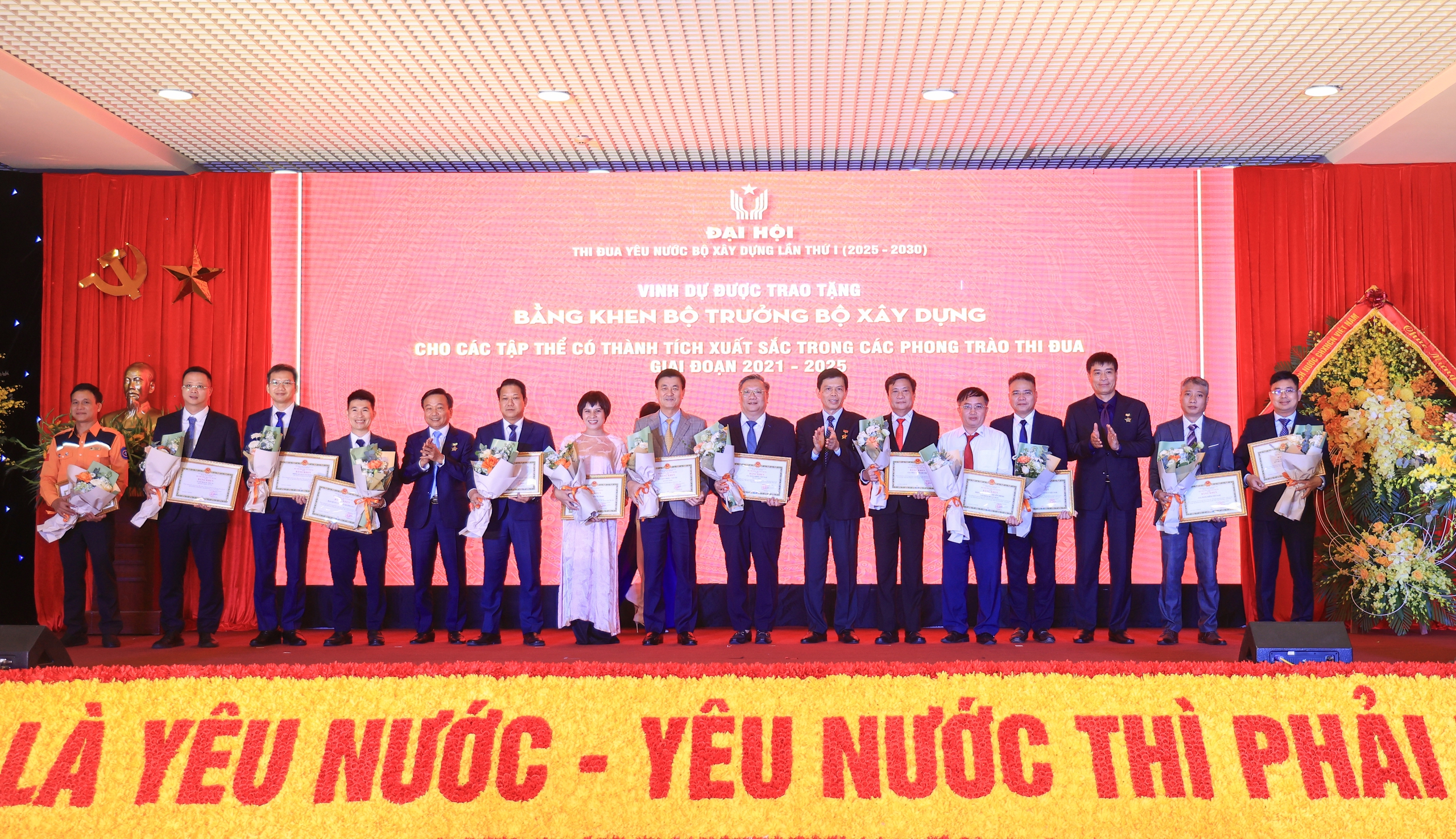 Những khoảnh khắc đẹp tại Đại hội thi đua yêu nước Bộ Xây dựng lần thứ I- Ảnh 10. Những khoảnh khắc đẹp tại Đại hội thi đua yêu nước Bộ Xây dựng lần thứ I- Ảnh 10.