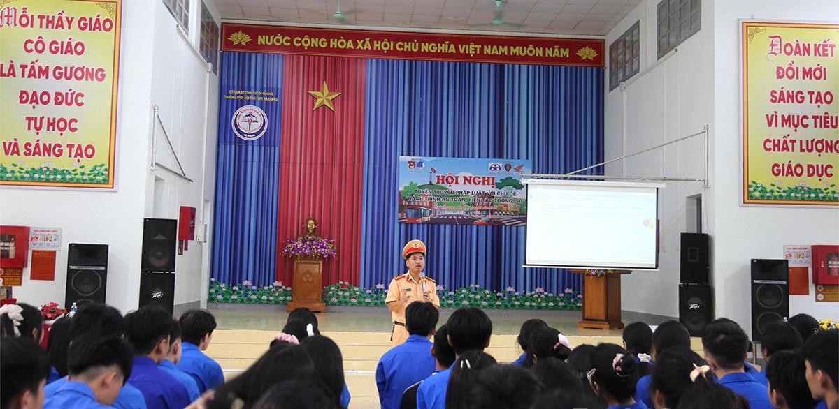Tuyên Quang: Hơn 1.000 học sinh được tuyên truyền pháp luật về an toàn giao thông- Ảnh 1. Tuyên Quang: Hơn 1.000 học sinh được tuyên truyền pháp luật về an toàn giao thông- Ảnh 1.