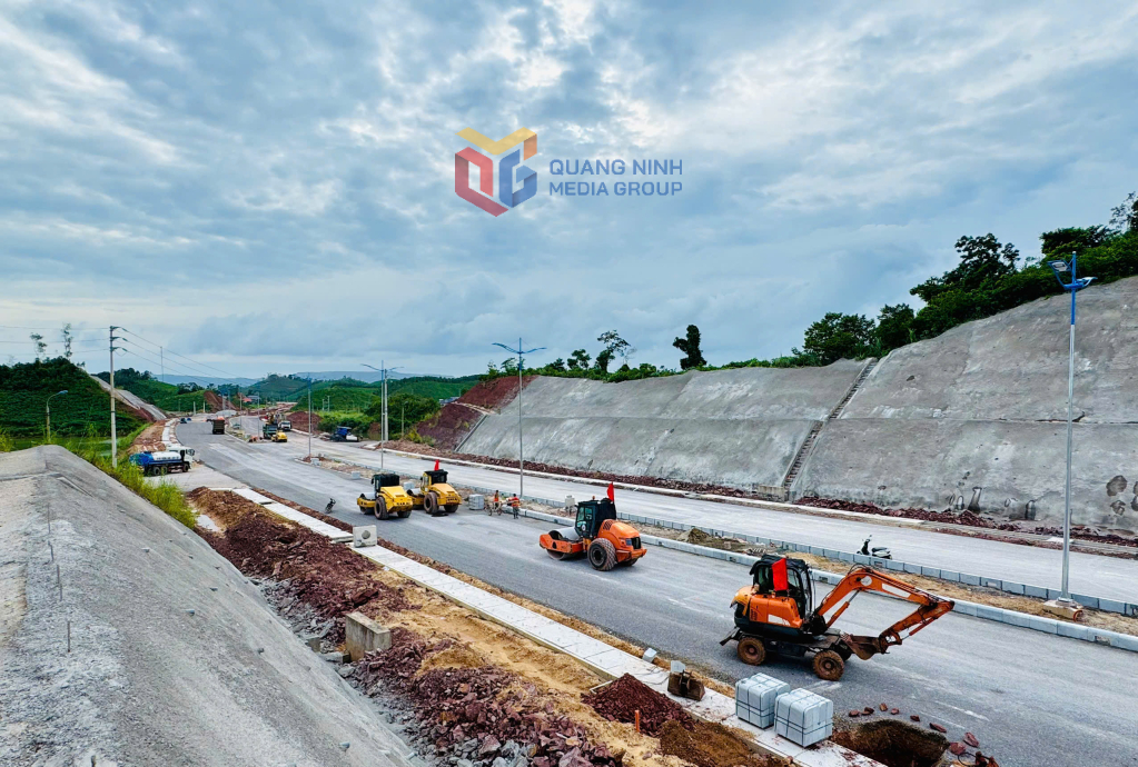 Quảng Ninh quyết liệt đẩy mạnh giải ngân vốn đầu tư công năm 2025- Ảnh 2. Quảng Ninh quyết liệt đẩy mạnh giải ngân vốn đầu tư công năm 2025- Ảnh 2.