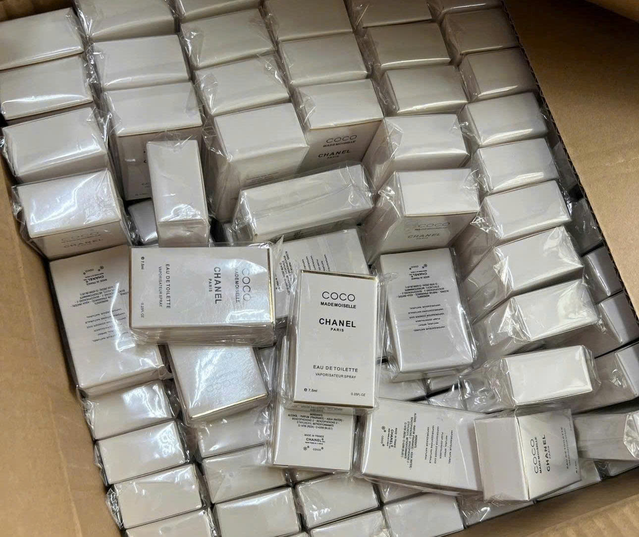 TP.HCM: Thu giữ gần 20.000 chai nước hoa giả thương hiệu Chanel, Gucci, Dior- Ảnh 2. TP.HCM: Thu giữ gần 20.000 chai nước hoa giả thương hiệu Chanel, Gucci, Dior- Ảnh 2.