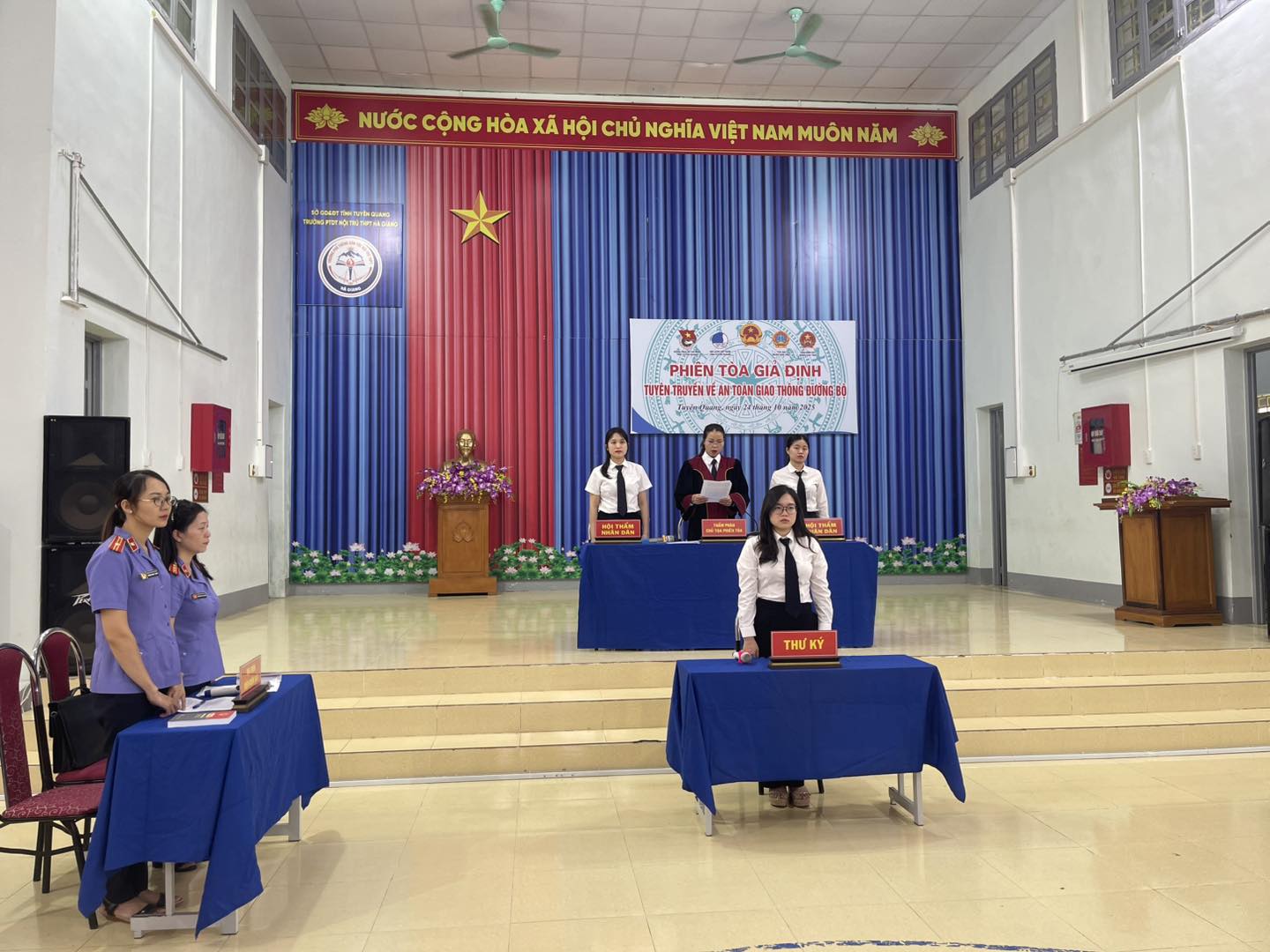 Tuyên Quang: Hơn 1.000 học sinh được tuyên truyền pháp luật về an toàn giao thông- Ảnh 2. Tuyên Quang: Hơn 1.000 học sinh được tuyên truyền pháp luật về an toàn giao thông- Ảnh 2.