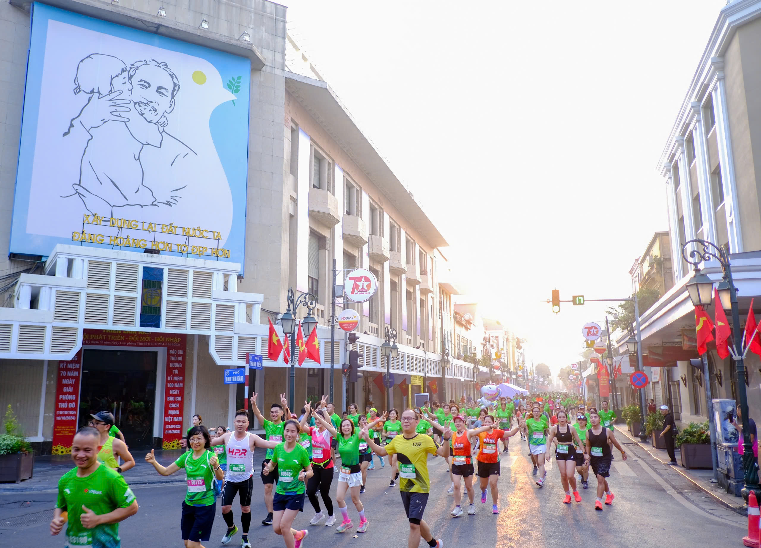 Các vận động viên mùa giải 2024 vô cùng ấn tượng với cung đường đậm chất Thu Hà Nội. Các vận động viên mùa giải 2024 vô cùng ấn tượng với cung đường đậm chất Thu Hà Nội.