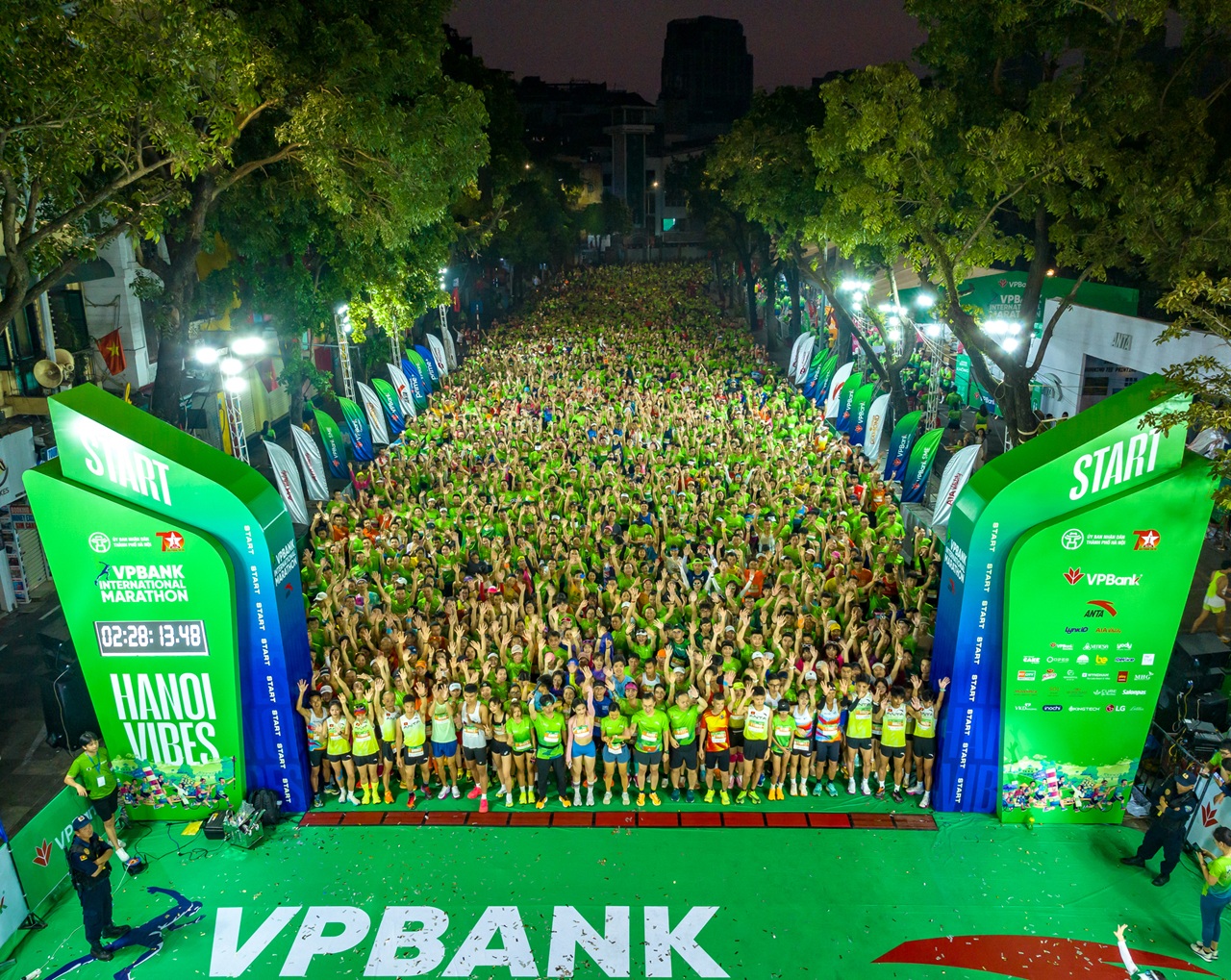 Hàng ngàn runner chuẩn bị xuất phát cự li full marathon tại mùa giải 2024. Hàng ngàn runner chuẩn bị xuất phát cự li full marathon tại mùa giải 2024.