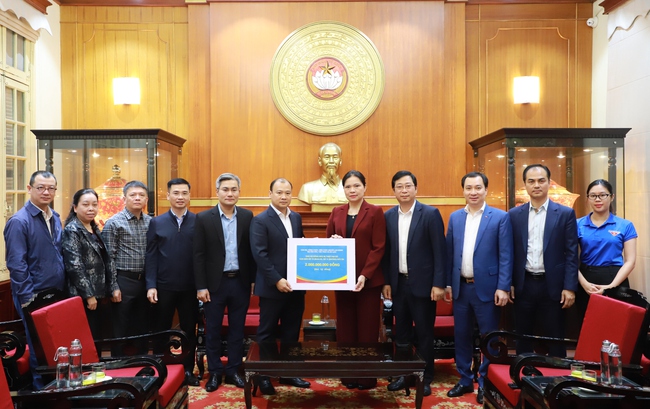 Bộ Văn hóa, Thể thao và Du lịch trao 2 tỷ đồng hỗ trợ đồng bào bị thiệt hại do bão, lũ- Ảnh 1. Bộ Văn hóa, Thể thao và Du lịch trao 2 tỷ đồng hỗ trợ đồng bào bị thiệt hại do bão, lũ- Ảnh 1.
