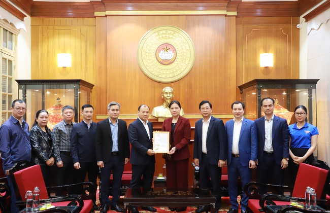 Bộ Văn hóa, Thể thao và Du lịch trao 2 tỷ đồng hỗ trợ đồng bào bị thiệt hại do bão, lũ- Ảnh 2. Bộ Văn hóa, Thể thao và Du lịch trao 2 tỷ đồng hỗ trợ đồng bào bị thiệt hại do bão, lũ- Ảnh 2.