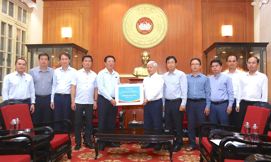 Minister Tran Hong Minh presents VND 5 billion to support flood victims nationwide- Ảnh 1. Minister Tran Hong Minh presents VND 5 billion to support flood victims nationwide- Ảnh 1.