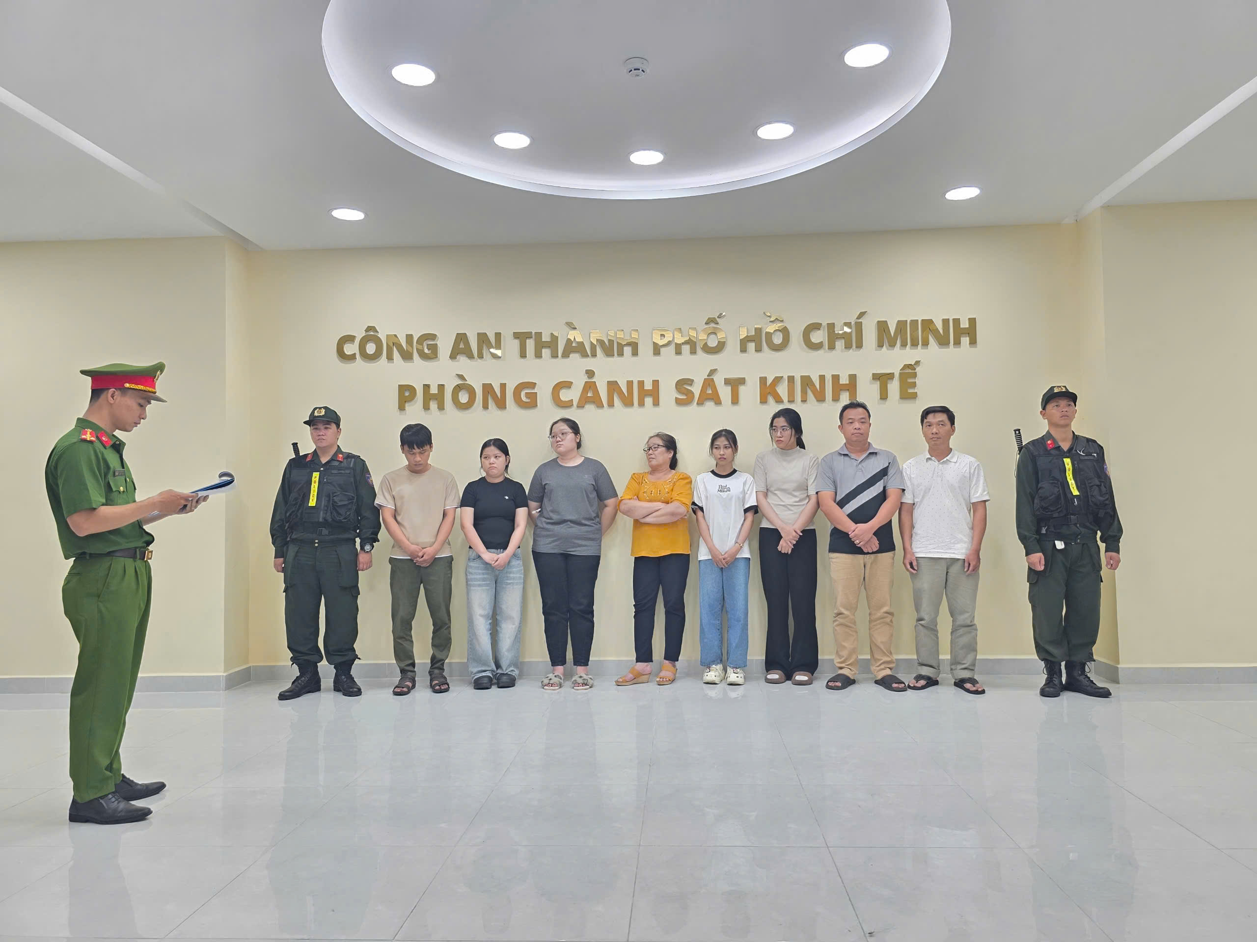 TP.HCM: Thu giữ gần 20.000 chai nước hoa giả thương hiệu Chanel, Gucci, Dior- Ảnh 1. TP.HCM: Thu giữ gần 20.000 chai nước hoa giả thương hiệu Chanel, Gucci, Dior- Ảnh 1.