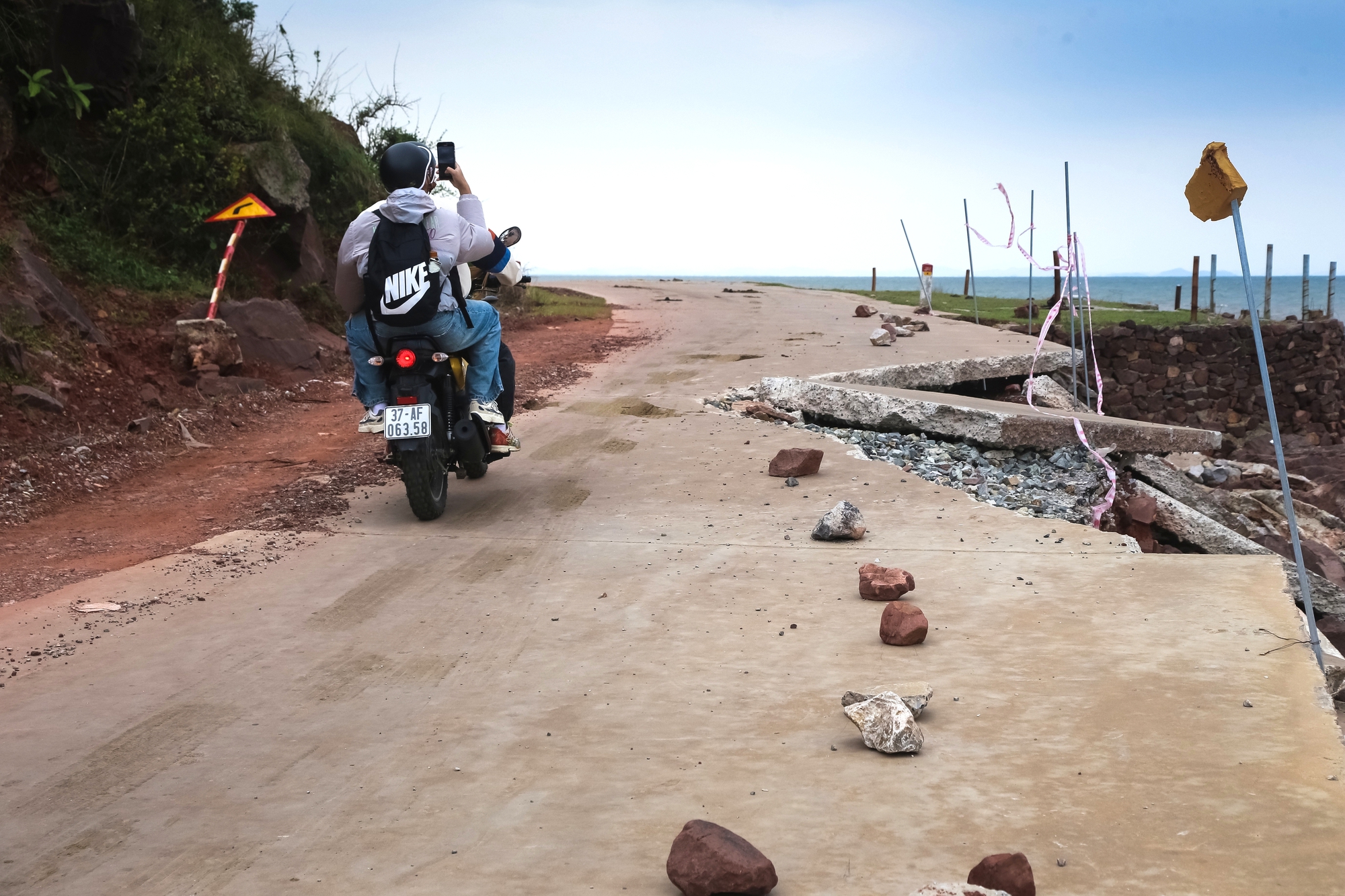 Đường ven biển Nghệ An hư hỏng nghiêm trọng, tai nạn rình rập người đi đường- Ảnh 10. Đường ven biển Nghệ An hư hỏng nghiêm trọng, tai nạn rình rập người đi đường- Ảnh 10.