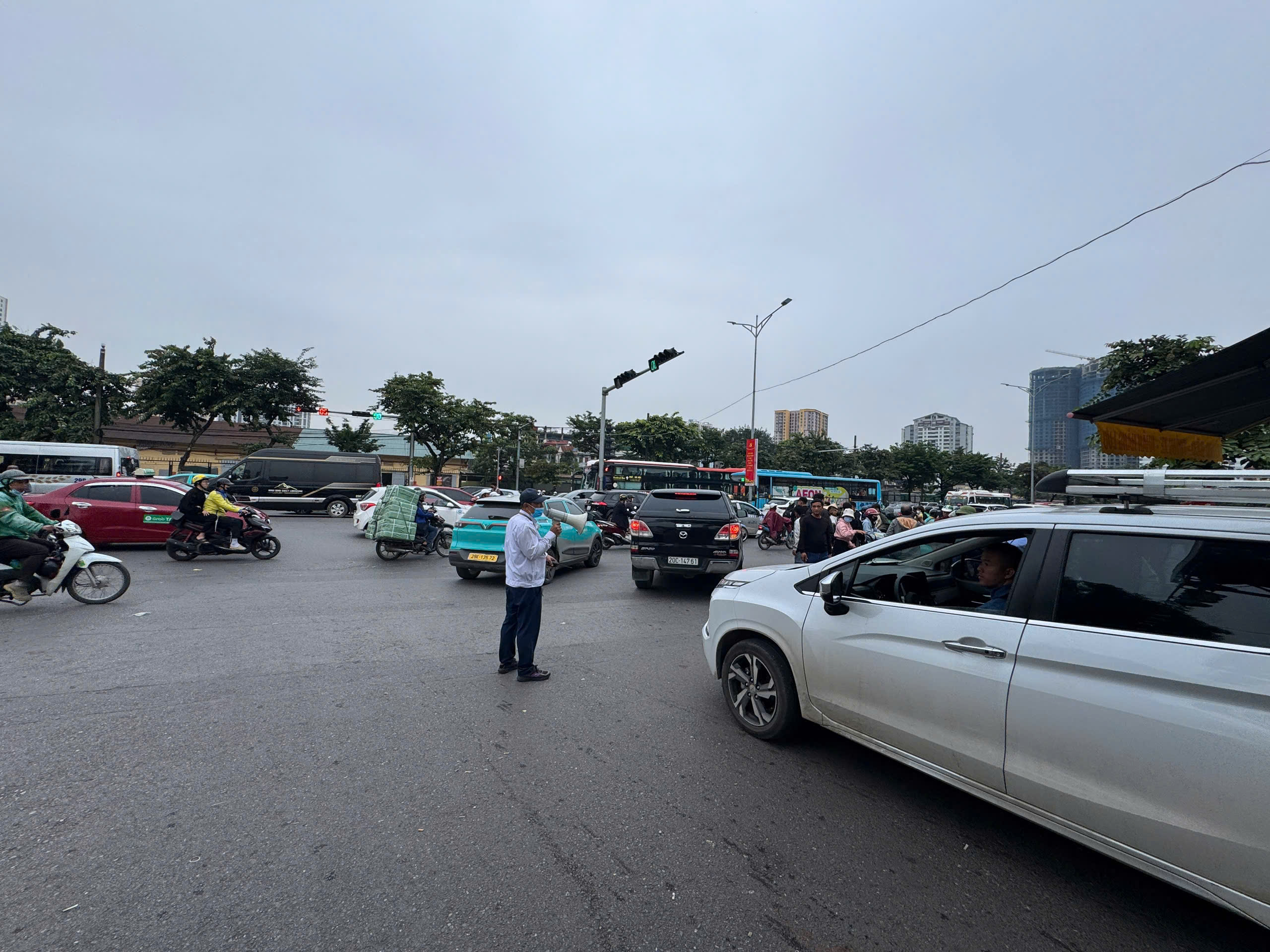 Bến xe Giáp Bát điều chỉnh tổ chức giao thông, giảm ùn tắc tại cửa ngõ phía Nam Hà Nội- Ảnh 1. Bến xe Giáp Bát điều chỉnh tổ chức giao thông, giảm ùn tắc tại cửa ngõ phía Nam Hà Nội- Ảnh 1.