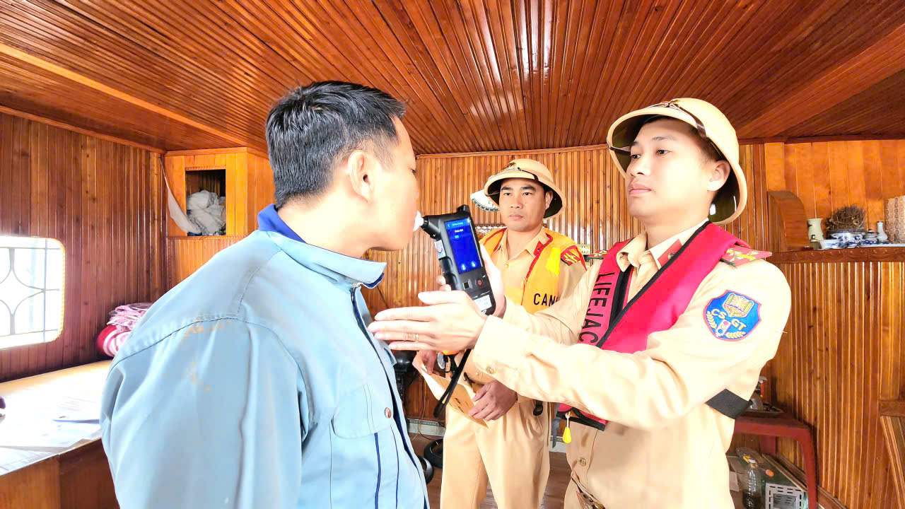 Phú Thọ: Tăng cường các giải pháp đảm bảo an toàn giao thông đường thủy sau sáp nhập- Ảnh 1. Phú Thọ: Tăng cường các giải pháp đảm bảo an toàn giao thông đường thủy sau sáp nhập- Ảnh 1.