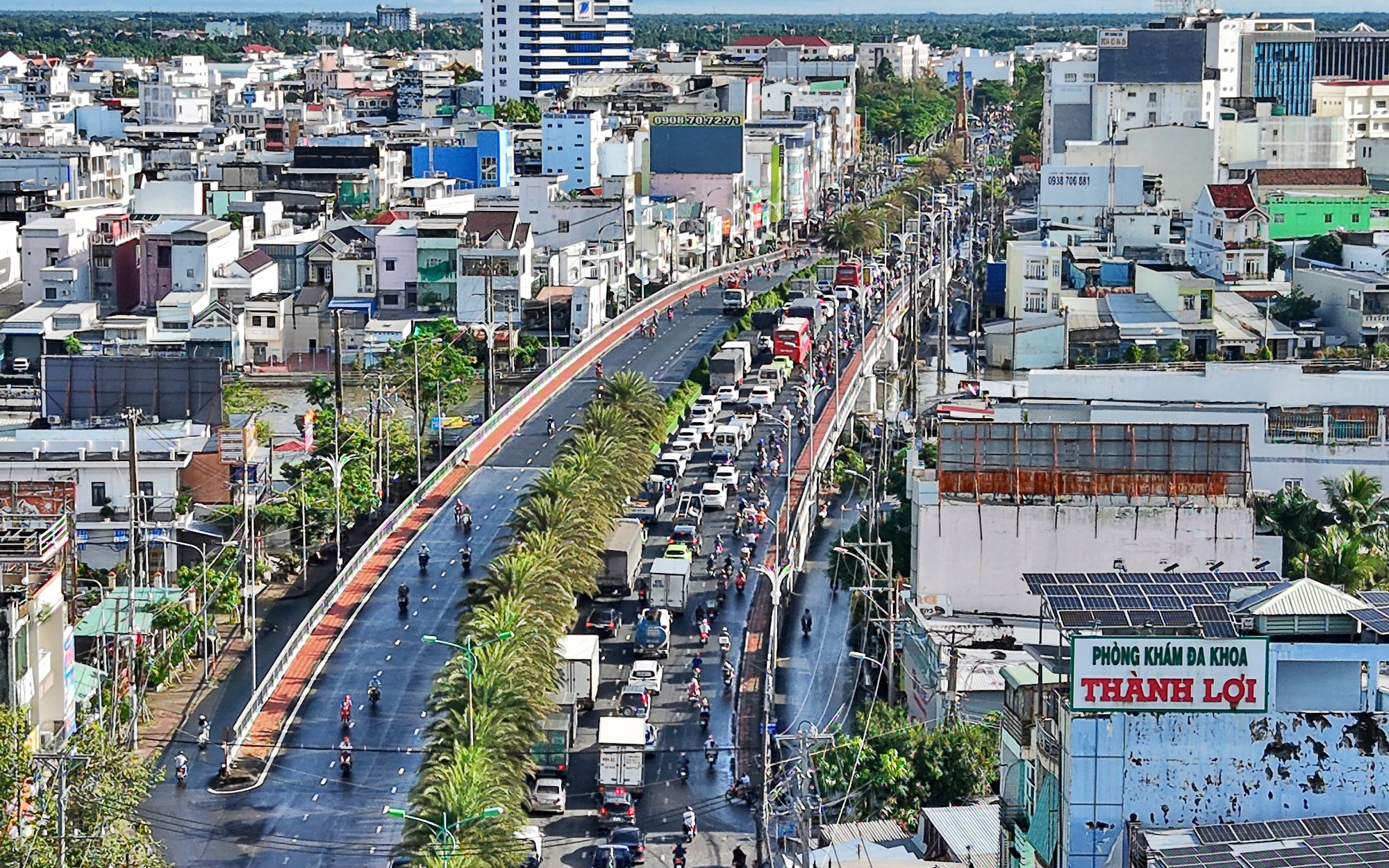Triều cường dâng cao, tuyến quốc lộ 1 qua Cà Mau ngập sâu- Ảnh 11. Cà Mau: Triều cường dâng cao bất ngờ, phương tiện di chuyển khó khăn