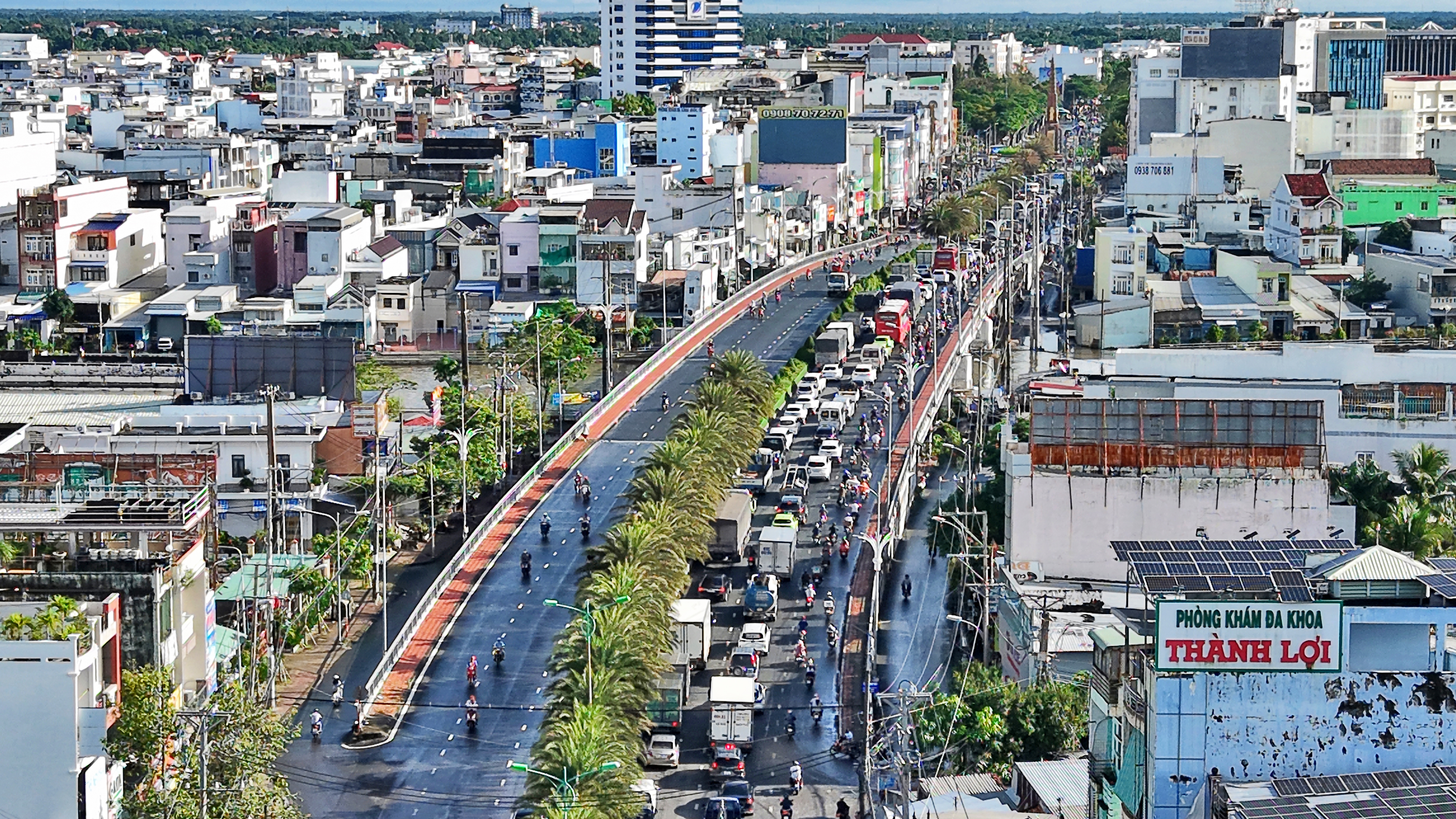 Cà Mau: Triều cường dâng cao bất ngờ, phương tiện di chuyển khó khăn- Ảnh 1. Cà Mau: Triều cường dâng cao bất ngờ, phương tiện di chuyển khó khăn- Ảnh 1.