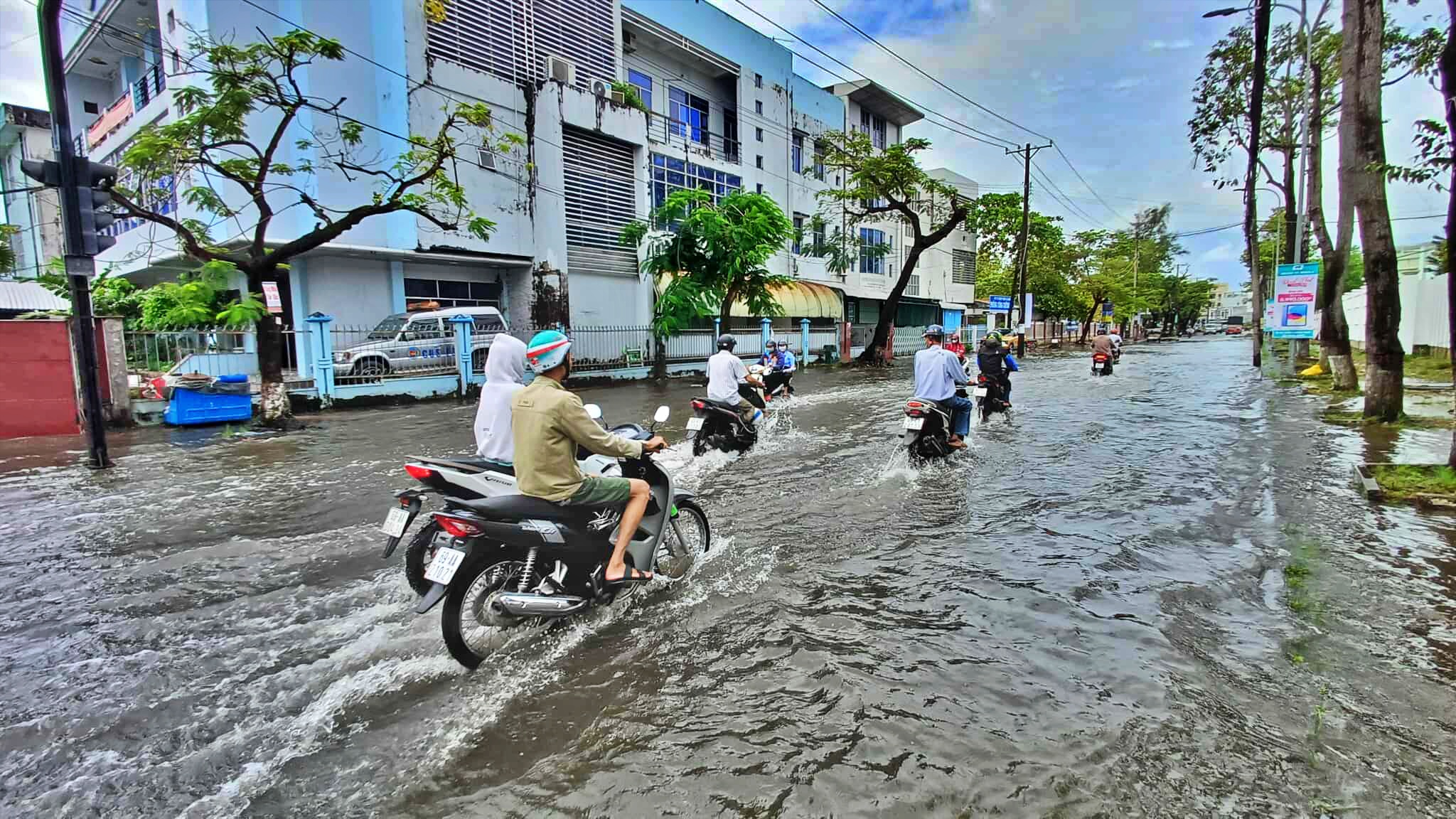 Cà Mau: Triều cường dâng cao bất ngờ, phương tiện di chuyển khó khăn- Ảnh 2. Cà Mau: Triều cường dâng cao bất ngờ, phương tiện di chuyển khó khăn- Ảnh 2.