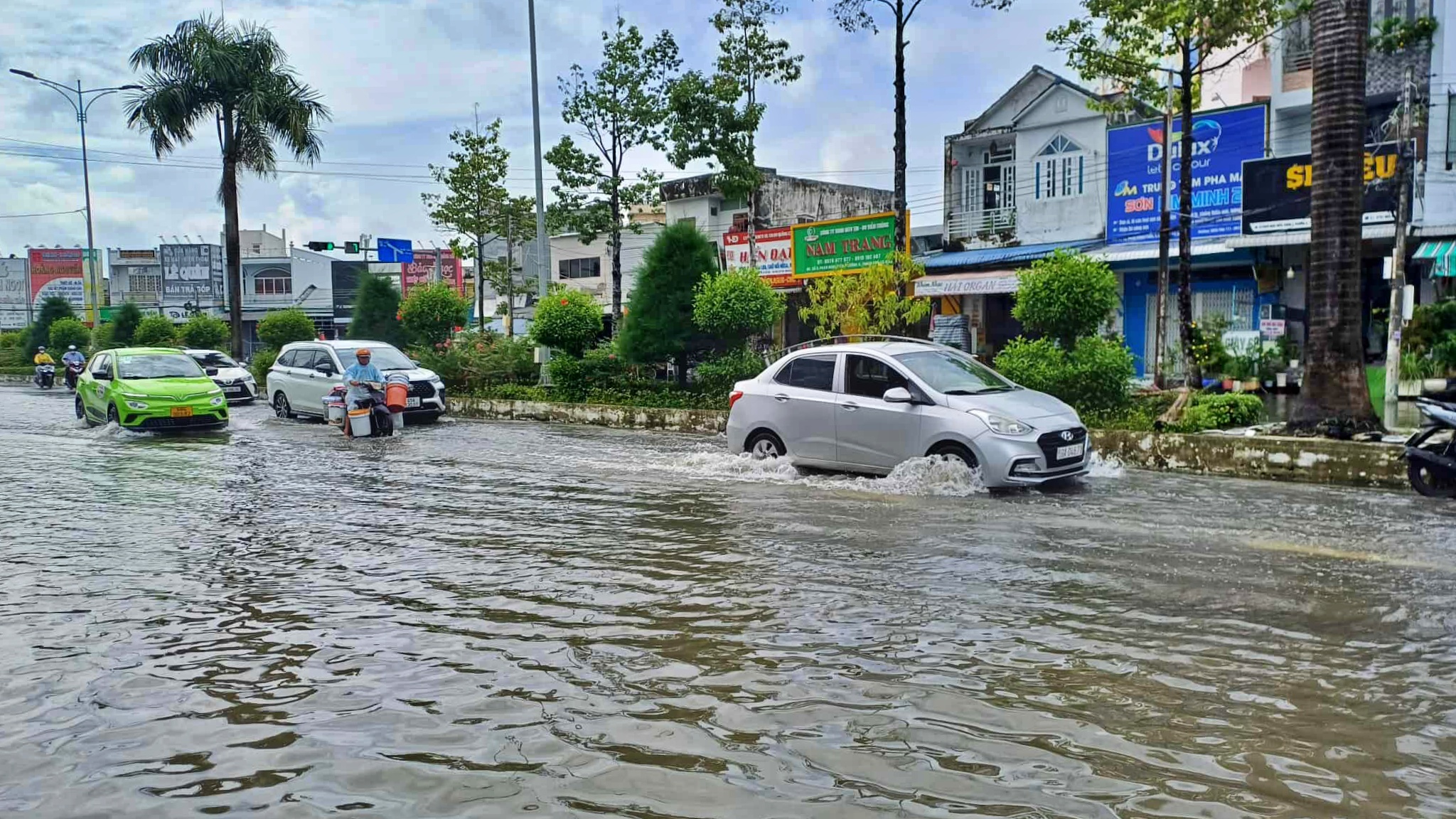 Cà Mau: Triều cường dâng cao bất ngờ, phương tiện di chuyển khó khăn- Ảnh 3. Cà Mau: Triều cường dâng cao bất ngờ, phương tiện di chuyển khó khăn- Ảnh 3.