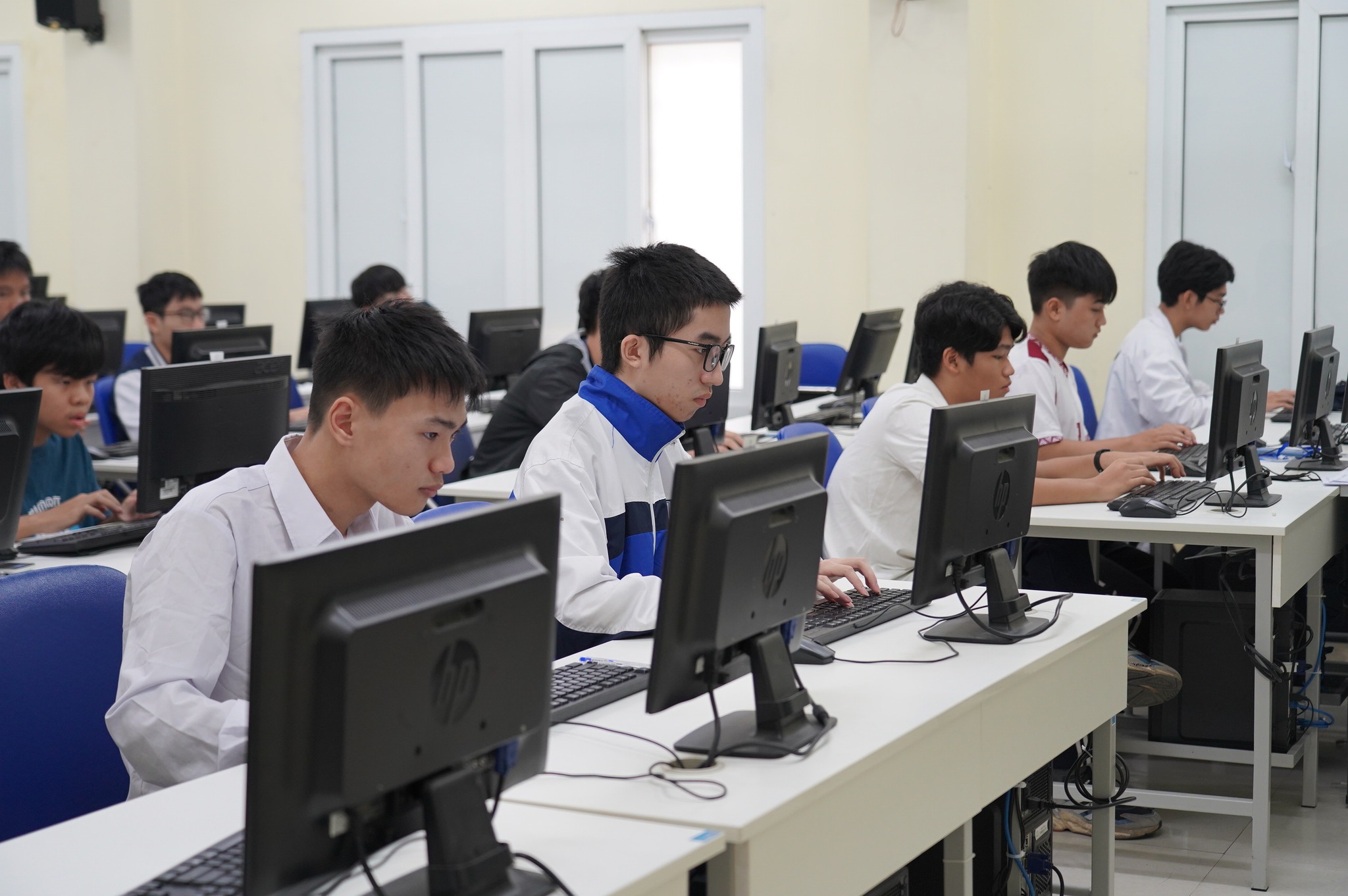 Thi tốt nghiệp THPT trên máy tính từ 2027: Cần có sự chuẩn bị kỹ lưỡng- Ảnh 1.