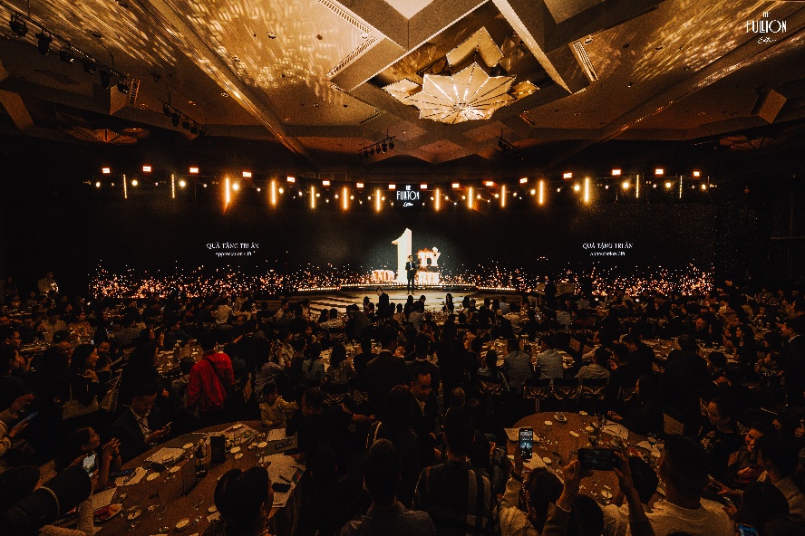 CapitaLand Development đạt mốc 91% căn được bán tại The Fullton Edition- Ảnh 1. A large crowd of people in a room with lights AI-generated content may be incorrect.