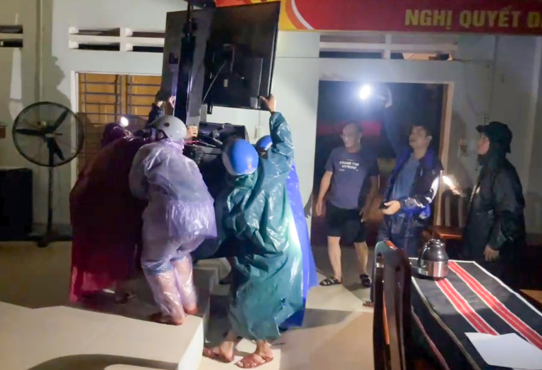 Đà Nẵng: Mực nước sông trên báo động 3, cán bộ xã di dời máy móc trong đêm, lo sạt lở- Ảnh 1. Đà Nẵng: Mực nước sông trên báo động 3, cán bộ xã di dời máy móc trong đêm, lo sạt lở- Ảnh 1.