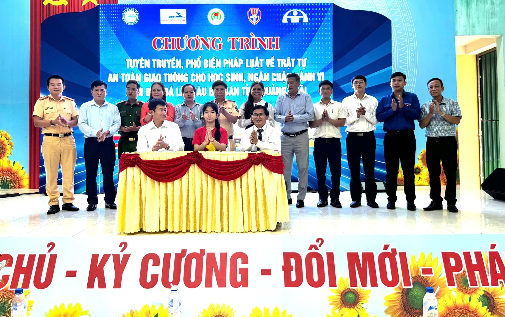 Tuyên truyền an toàn giao thông đường sắt đến hơn 300 học sinh ở Quảng Ngãi- Ảnh 2. Tuyên truyền an toàn giao thông đường sắt đến hơn 300 học sinh ở Quảng Ngãi- Ảnh 2.