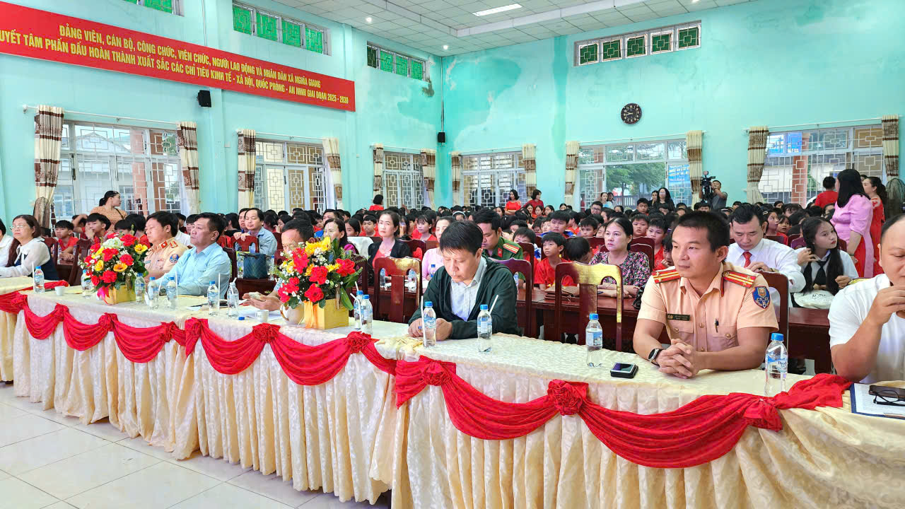 Tuyên truyền an toàn giao thông đường sắt đến hơn 300 học sinh ở Quảng Ngãi- Ảnh 1. Tuyên truyền an toàn giao thông đường sắt đến hơn 300 học sinh ở Quảng Ngãi- Ảnh 1.