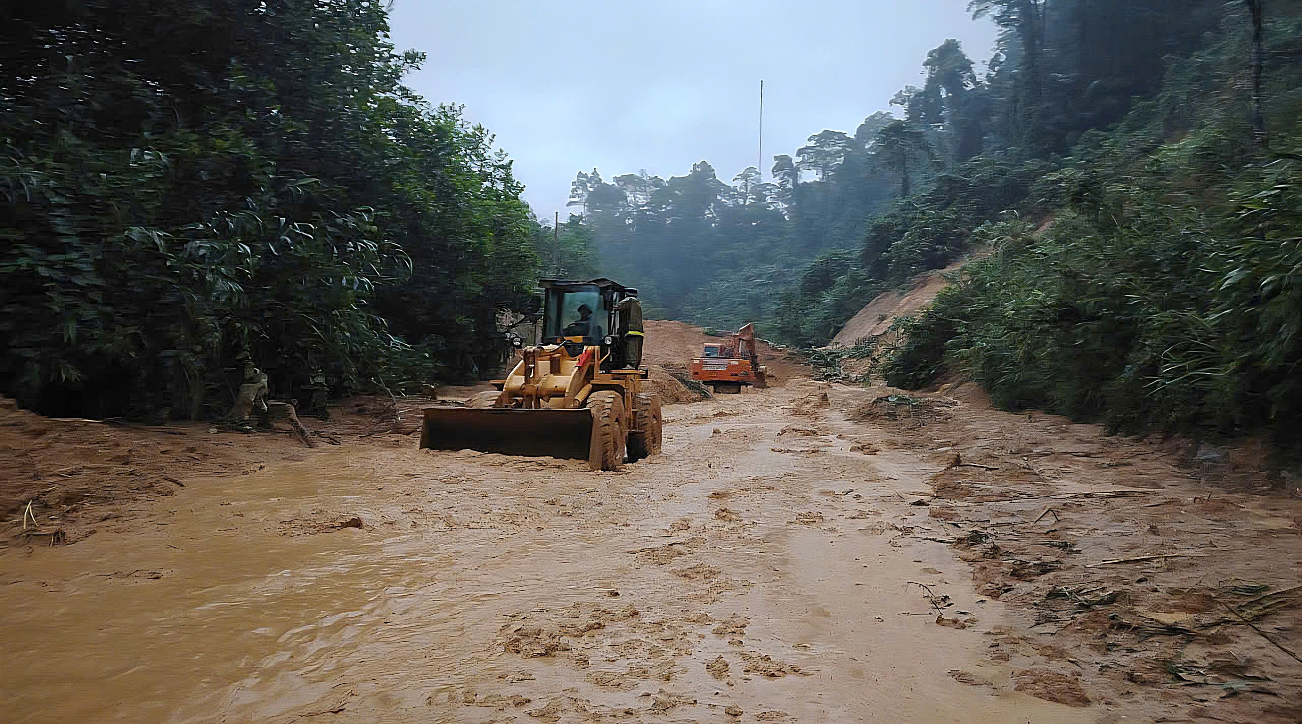 Xuyên đêm khắc phục sạt lở đường Hồ Chí Minh qua đèo Lò Xo- Ảnh 2. Xuyên đêm khắc phục sạt lở đường Hồ Chí Minh qua đèo Lò Xo- Ảnh 2.