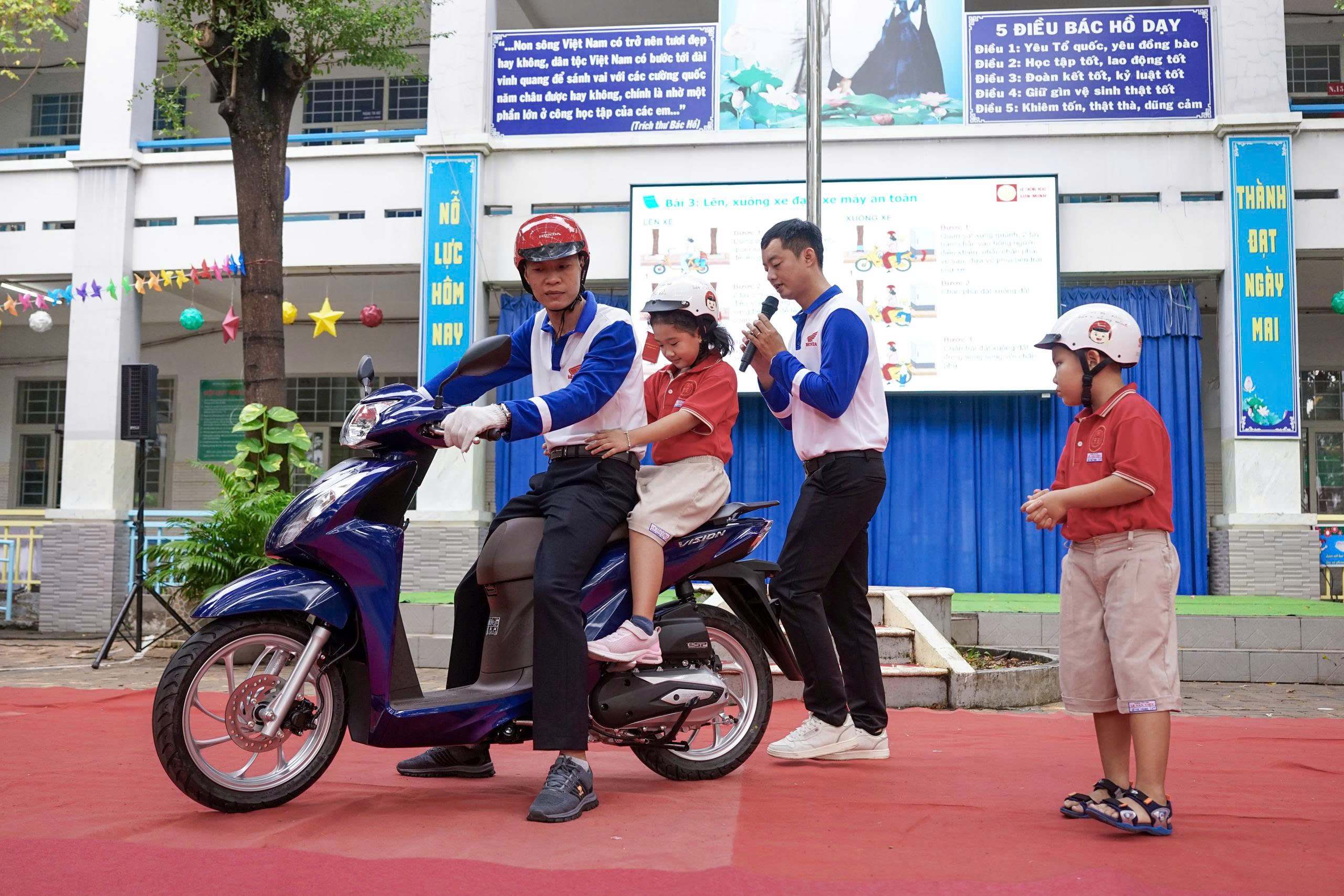 TP.HCM: HEAD Sơn Minh trao mũ bảo hiểm cho học sinh Trường tiểu học Lê Văn Việt- Ảnh 1.