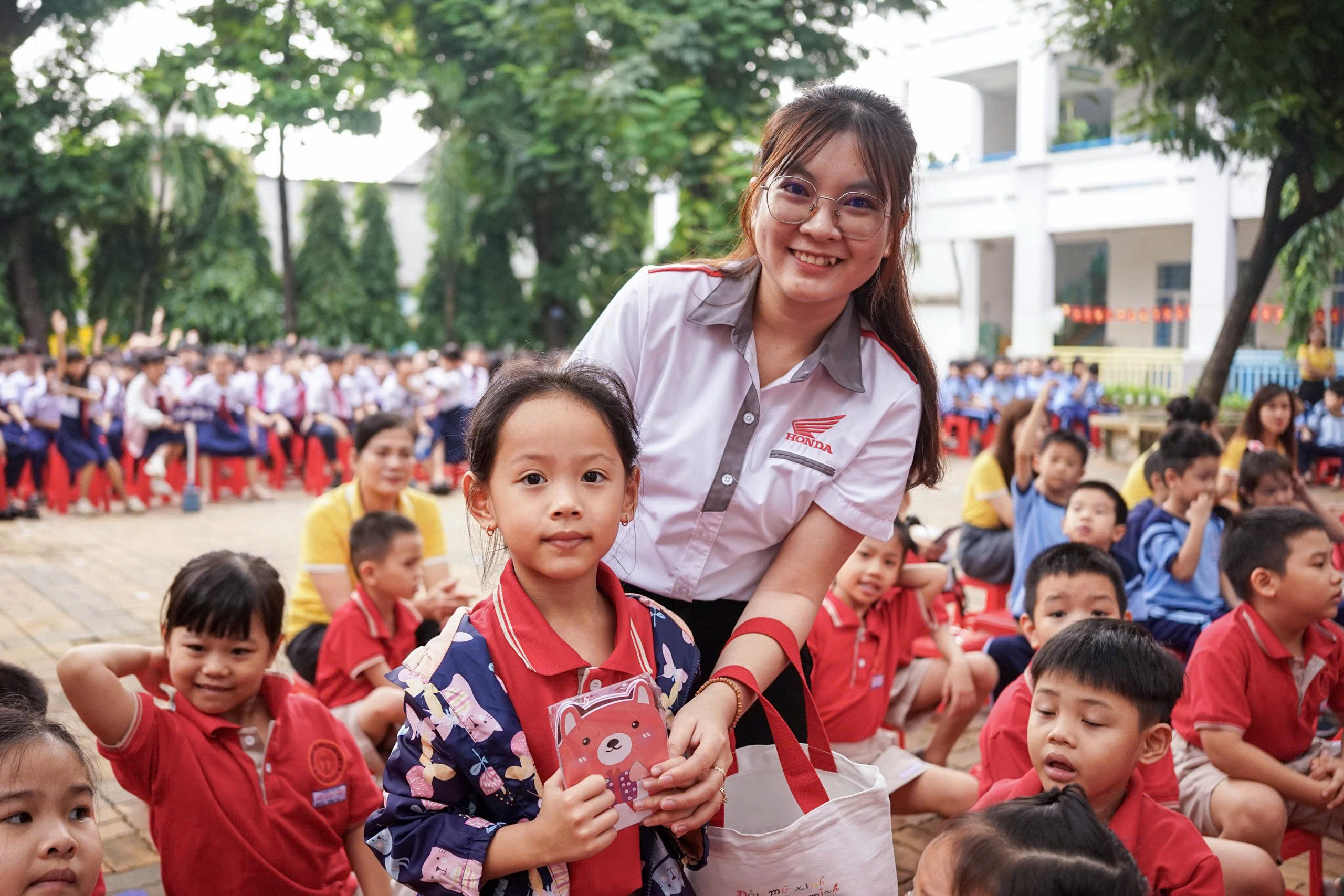 TP.HCM: HEAD Sơn Minh trao mũ bảo hiểm cho học sinh Trường tiểu học Lê Văn Việt- Ảnh 2.