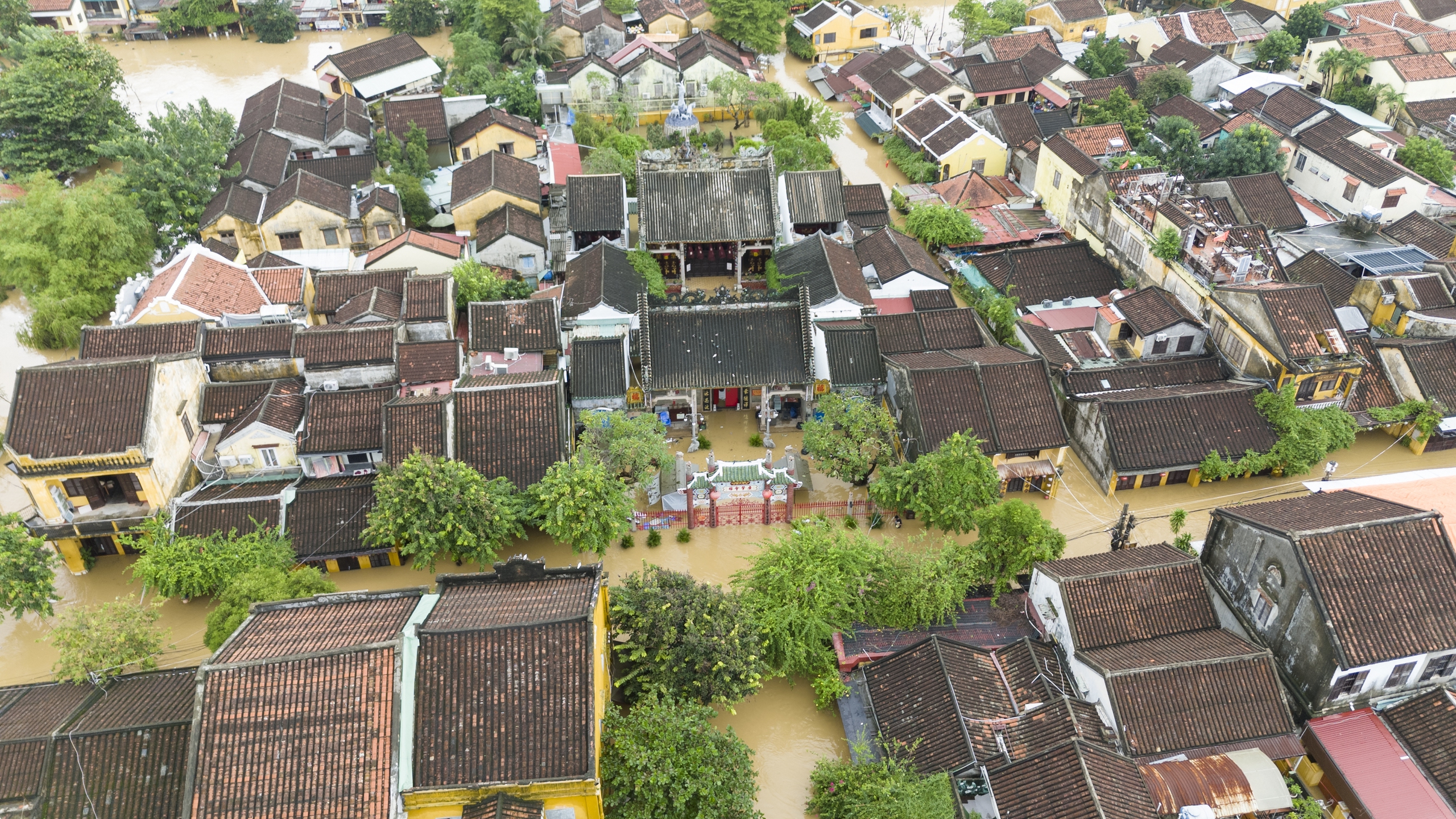 Toàn cảnh phố cổ Hội An ngập sâu trong nước qua góc chụp flycam- Ảnh 9. Toàn cảnh phố cổ Hội An ngập sâu trong nước qua góc chụp flycam- Ảnh 9.