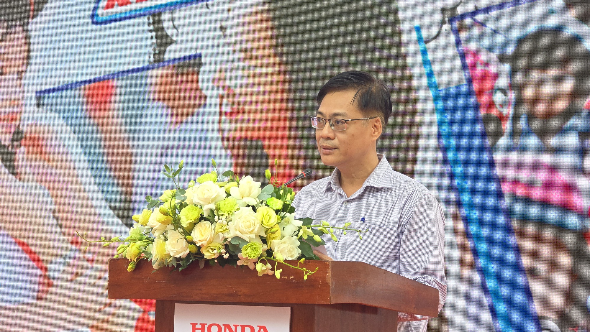 Trao tặng 1,8 triệu mũ bảo hiểm cho học sinh lớp một miền Trung- Ảnh 1. Trao tặng 1,8 triệu mũ bảo hiểm cho học sinh lớp một miền Trung- Ảnh 1.