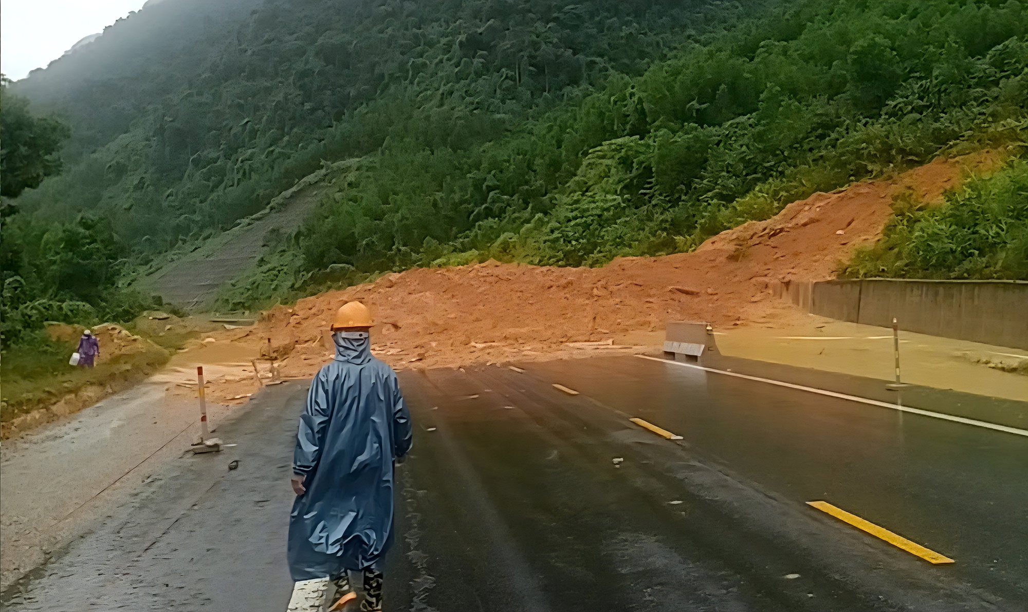 Mưa lớn liên tục, cao tốc La Sơn - Hòa Liên xuất hiện nhiều điểm sạt lở- Ảnh 1. Mưa lớn liên tục, cao tốc La Sơn - Hòa Liên xuất hiện nhiều điểm sạt lở- Ảnh 1.