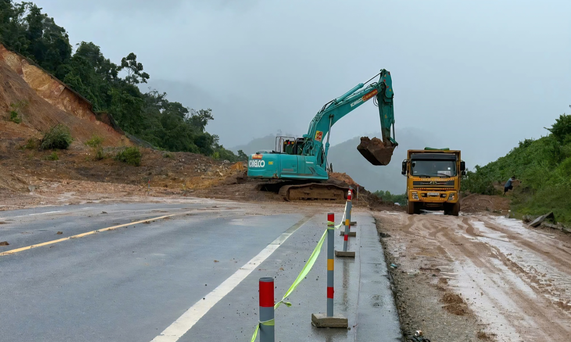 Mưa lớn liên tục, cao tốc La Sơn - Hòa Liên xuất hiện nhiều điểm sạt lở- Ảnh 2. Mưa lớn liên tục, cao tốc La Sơn - Hòa Liên xuất hiện nhiều điểm sạt lở- Ảnh 2.