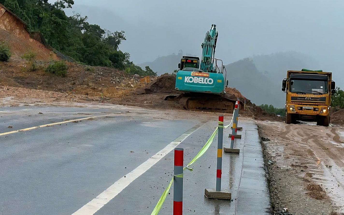 Phân luồng đảm bảo giao thông, sớm thông tuyến cao tốc La Sơn - Túy Loan qua Huế- Ảnh 8. Mưa lớn liên tục, cao tốc La Sơn - Hòa Liên xuất hiện nhiều điểm sạt lở