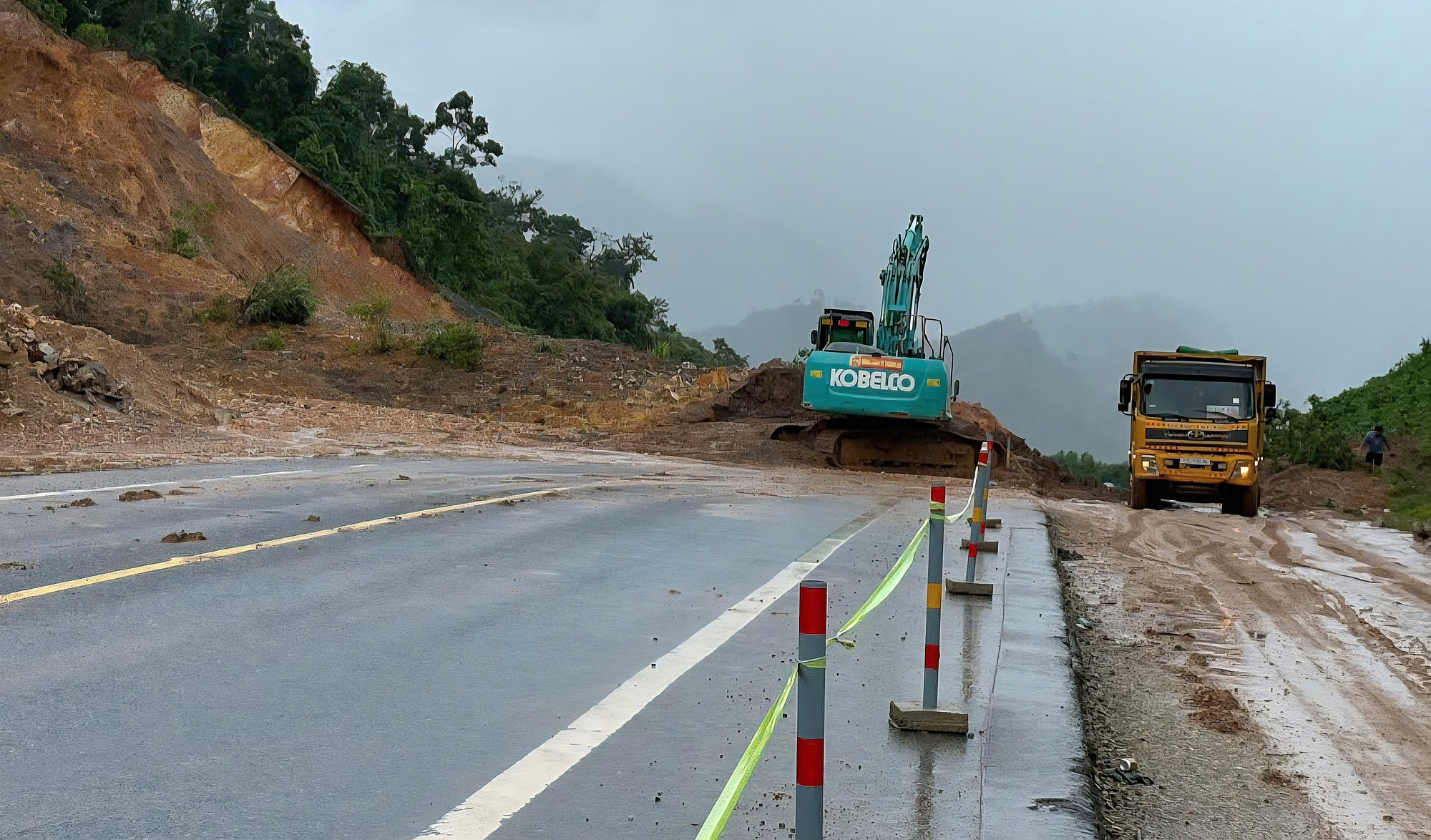 Mưa lớn liên tục, cao tốc La Sơn - Hòa Liên xuất hiện nhiều điểm sạt lở- Ảnh 4. Mưa lớn liên tục, cao tốc La Sơn - Hòa Liên xuất hiện nhiều điểm sạt lở- Ảnh 4.