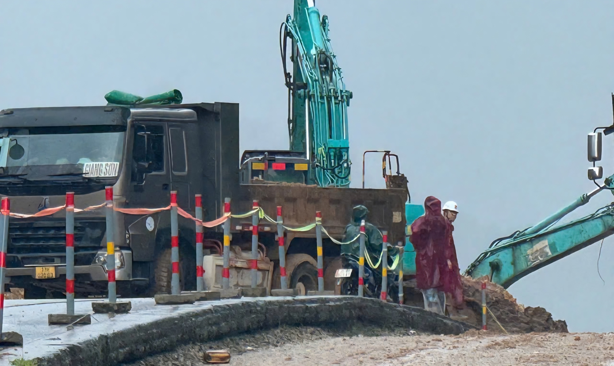 Mưa lớn liên tục, cao tốc La Sơn - Hòa Liên xuất hiện nhiều điểm sạt lở- Ảnh 3. Mưa lớn liên tục, cao tốc La Sơn - Hòa Liên xuất hiện nhiều điểm sạt lở- Ảnh 3.